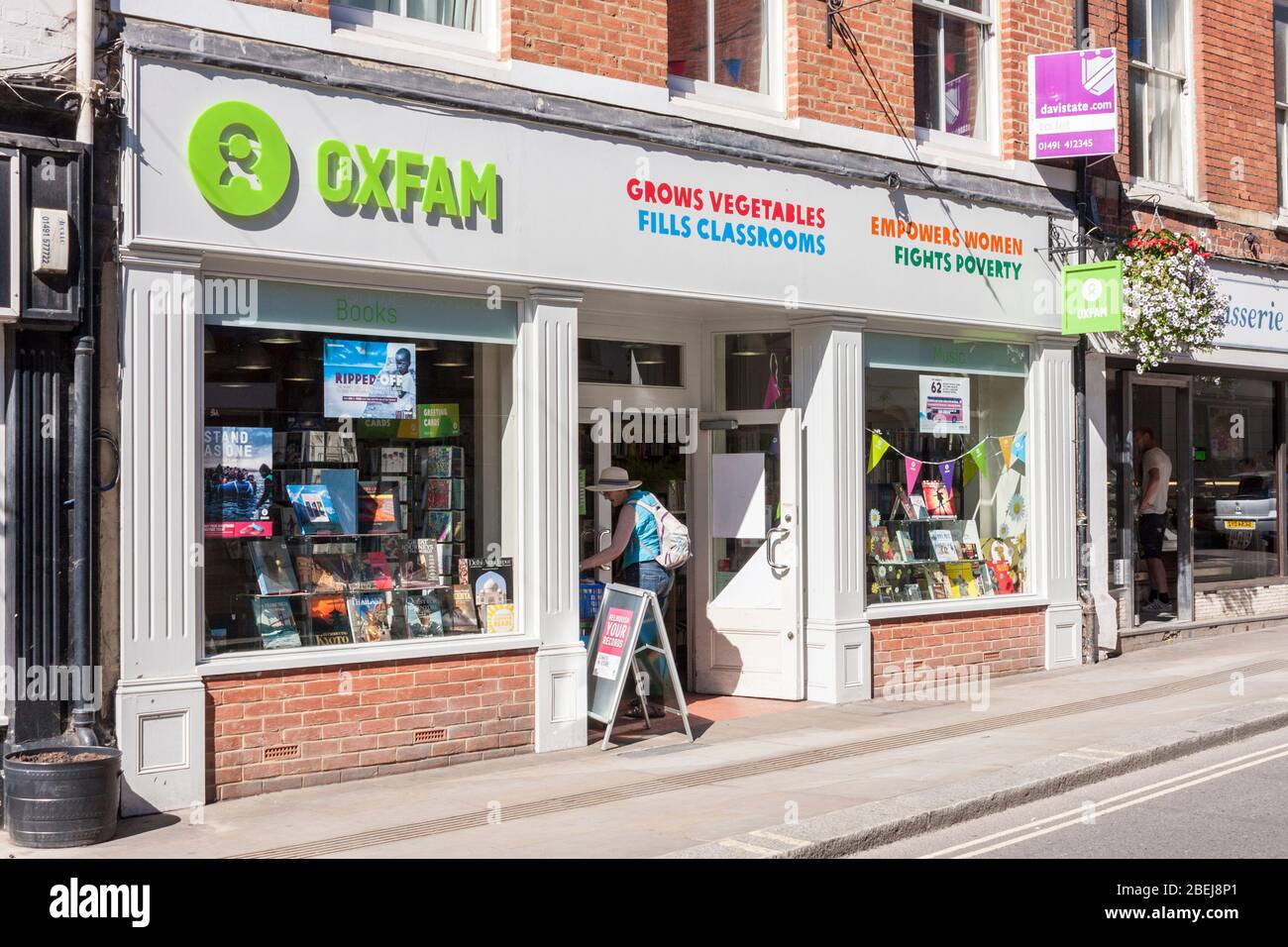 Client entrant dans le magasin de charité d'Oxfam. Banque D'Images
