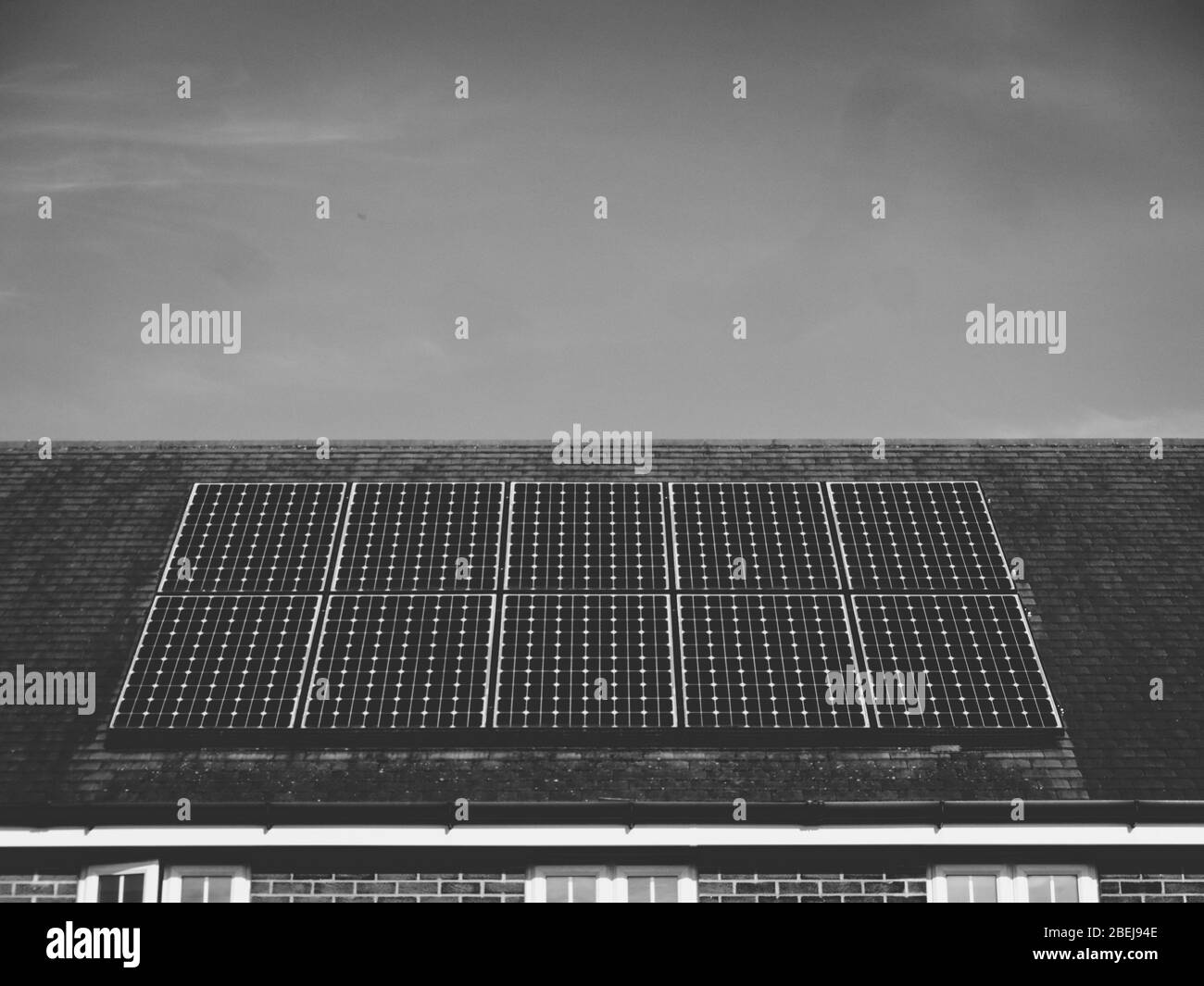 Panneaux solaires sur un toit de banlieue Banque D'Images