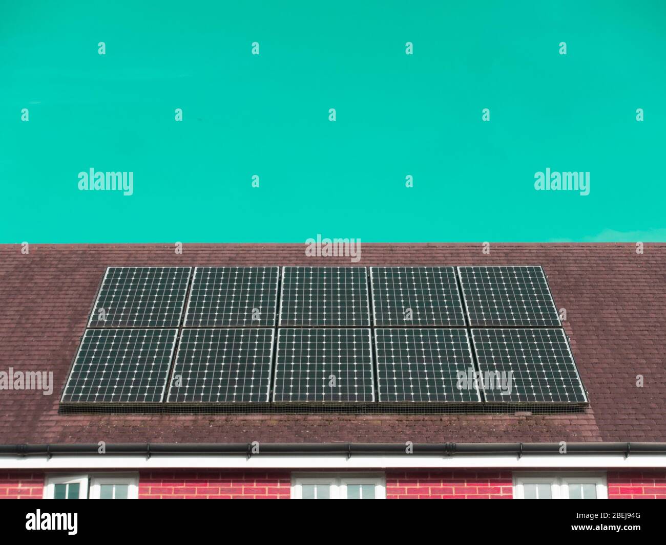 Panneaux solaires sur un toit de banlieue Banque D'Images