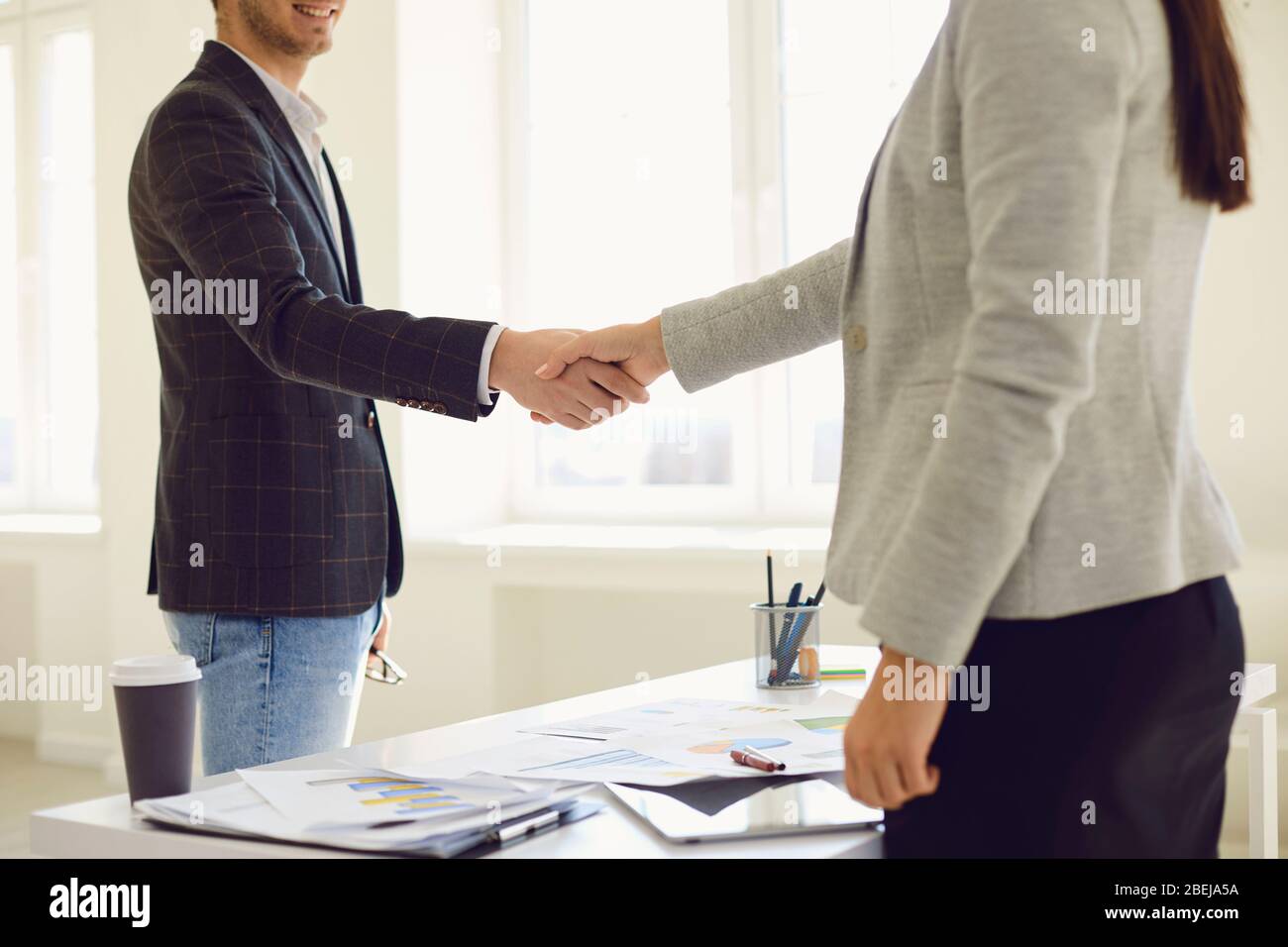 Poignée de main. Collègues les gens se secouent les mains au bureau Banque D'Images