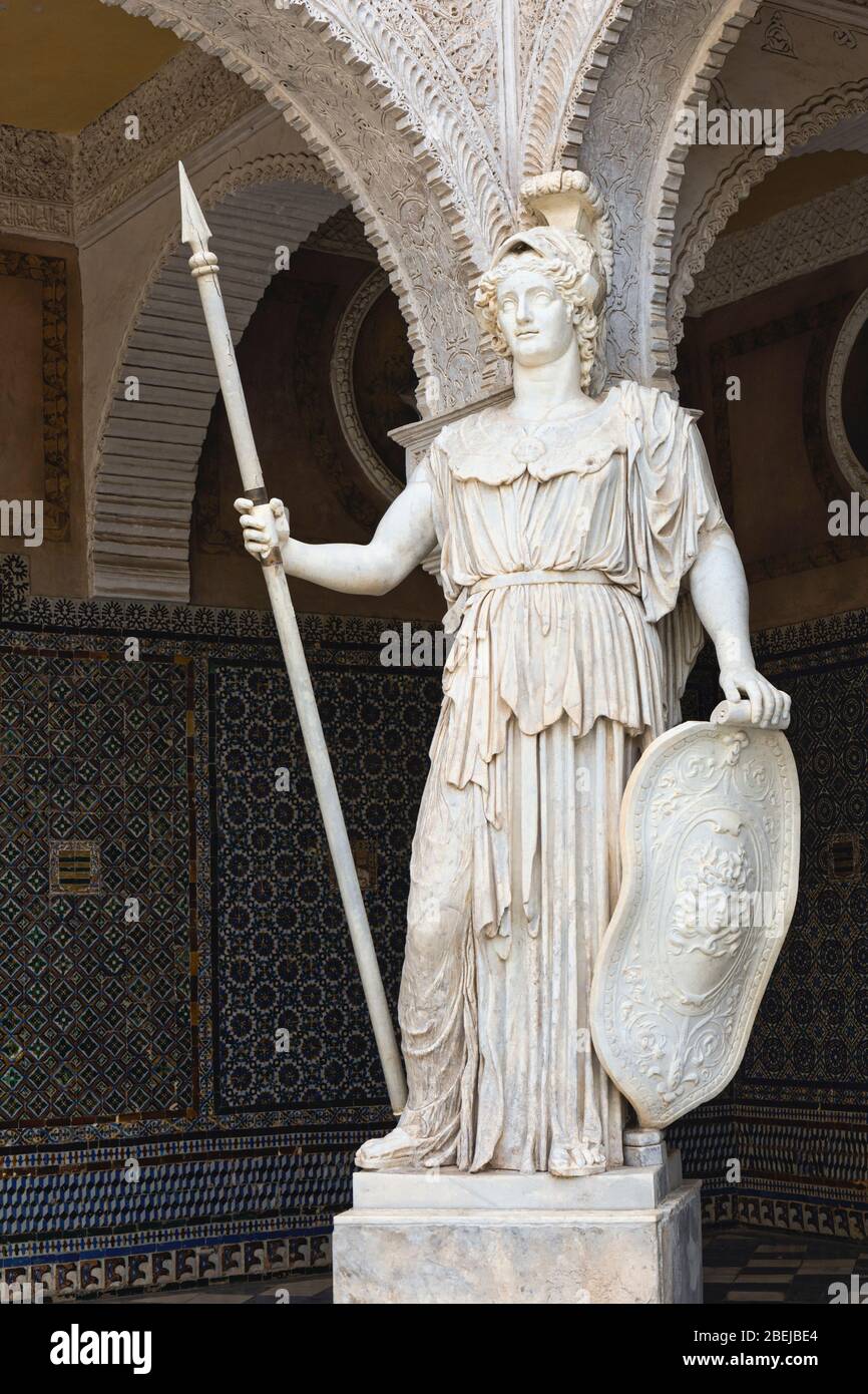 Statue d’Athena dans le patio principal de la Casa de Pilatos, ou Maison de Pilate, Séville, province de Séville, Andalousie, sud de l’Espagne. Banque D'Images