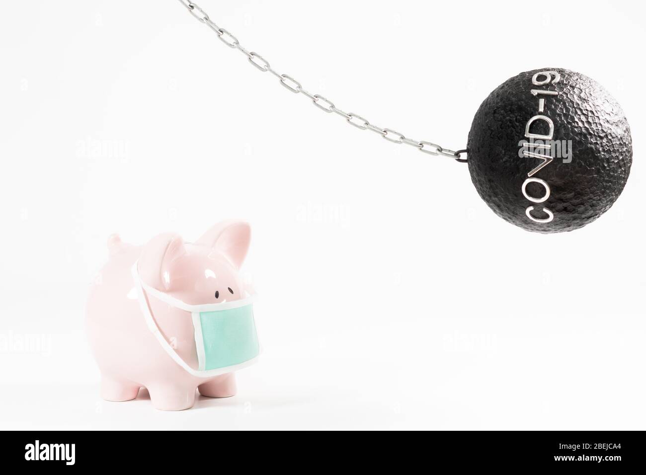 Image conceptuelle pour la gestion des risques avec une boule de naufrage et une banque de porc illustrant l'impact financier de COVID-19 sur l'épargne et la santé. Banque D'Images