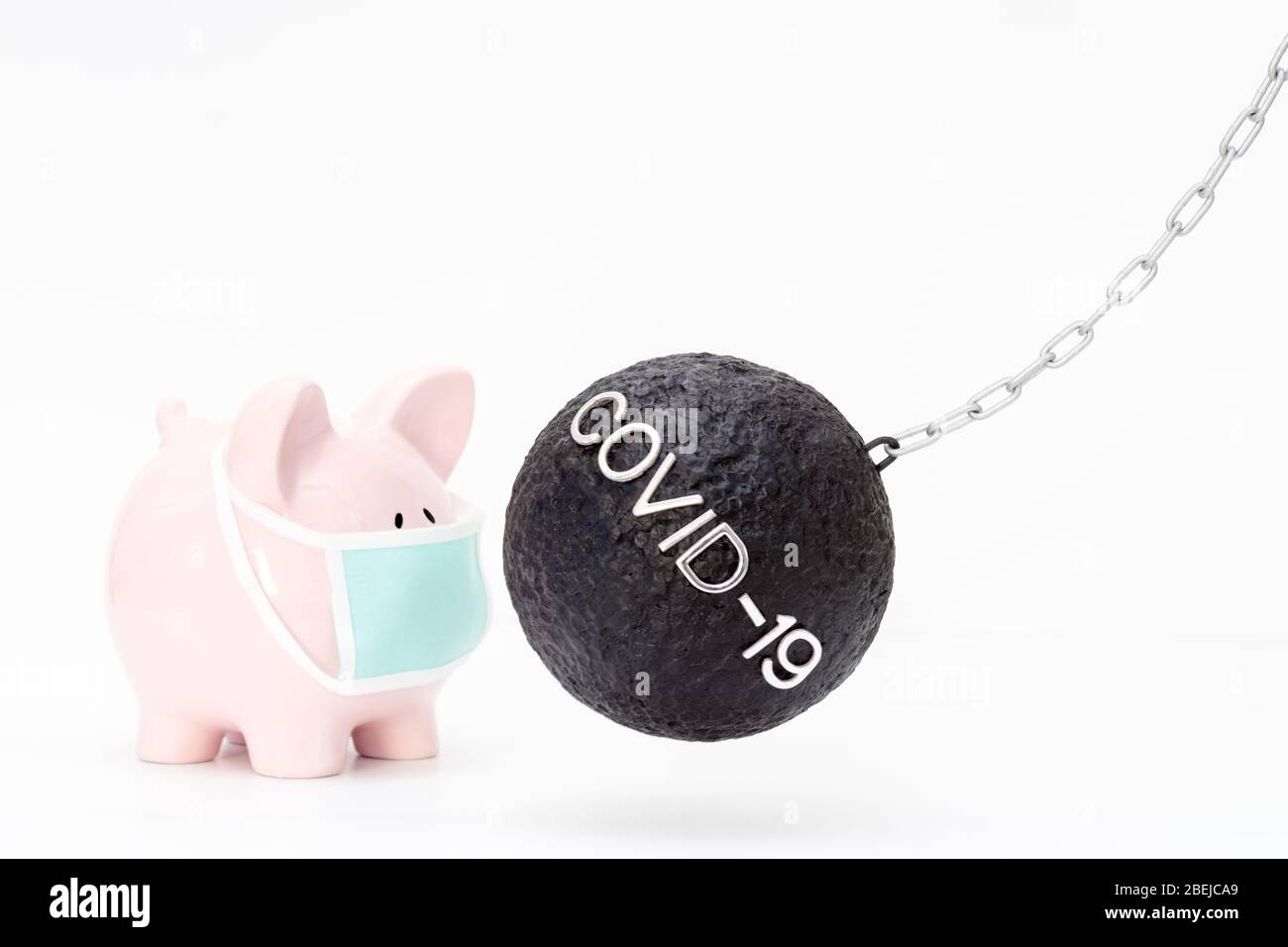 Image conceptuelle pour la gestion des risques avec une boule de naufrage et une banque de porc illustrant l'impact financier de COVID-19 sur l'épargne et la santé. Banque D'Images