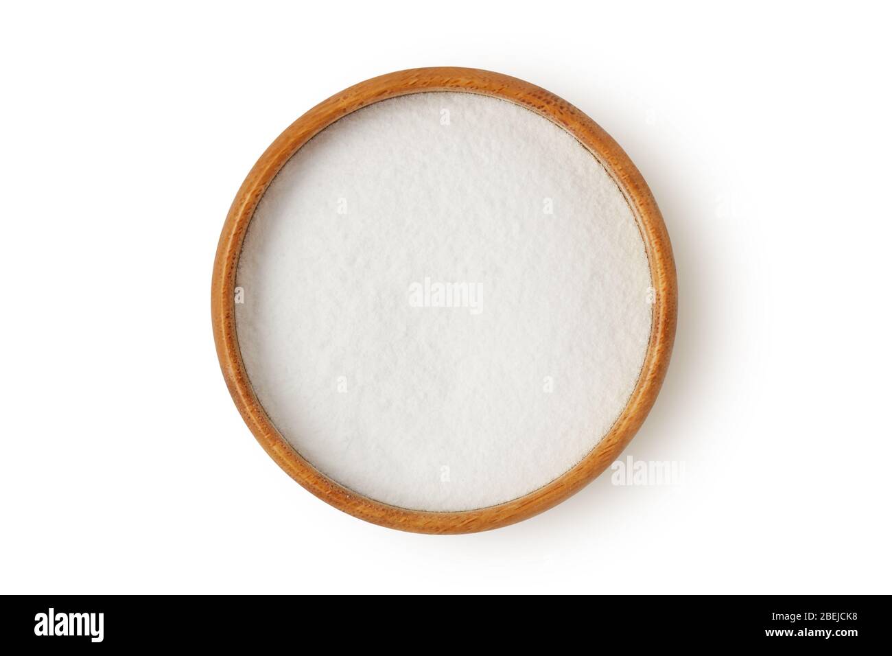 Soda à pâtisserie dans un bol en bois sur fond blanc Banque D'Images