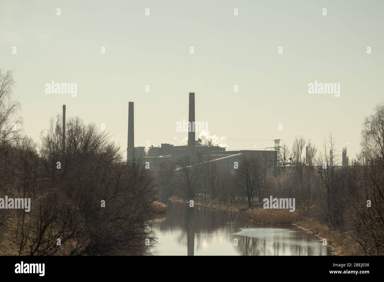 Usine produisant des engrais vu de loin. Banque D'Images