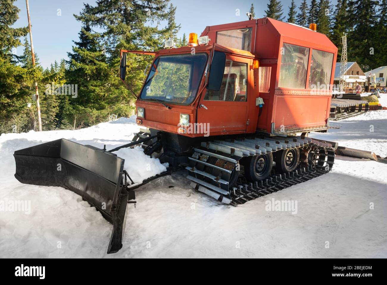 Machine de toilettage de neige. Machine à chats à neige pour une course de ski fluide. Chat de neige prêt à toilettage pour le ski et le snowboard sur la montagne. Banque D'Images