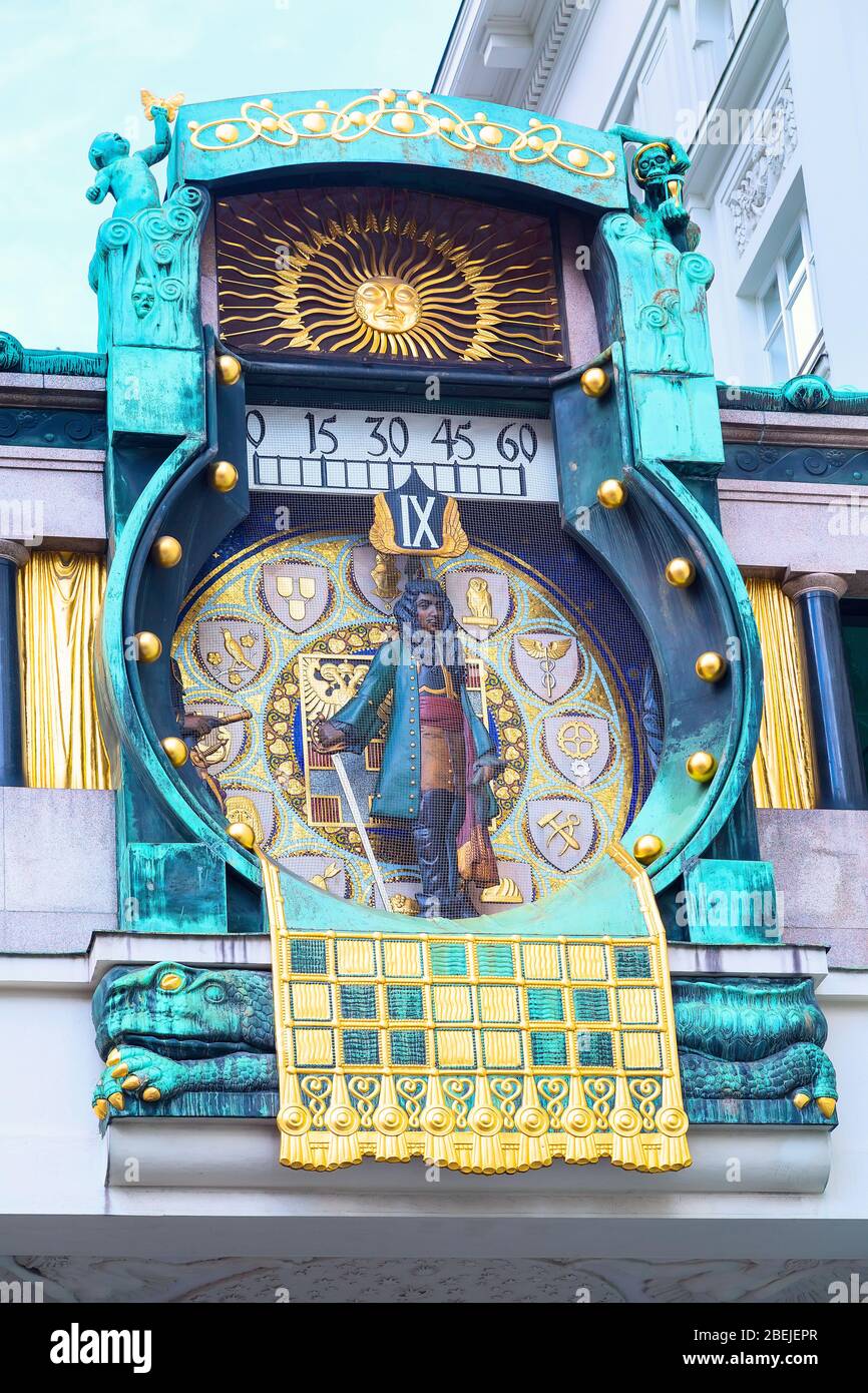 Vienne, Autriche, Jugendstil Ankeruhr Clock à Hoher Markt. À midi, la parade des personnages avec accompagnement musical a lieu Banque D'Images