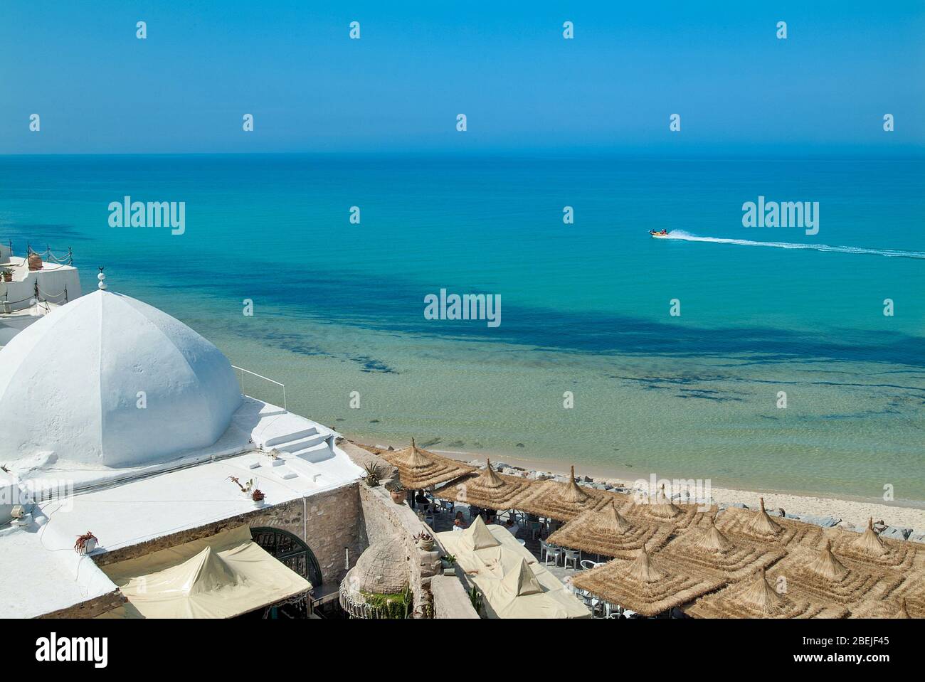 Café Restaurant donnant sur la mer près de Kasbah, Hammamet, Tunisie Banque D'Images