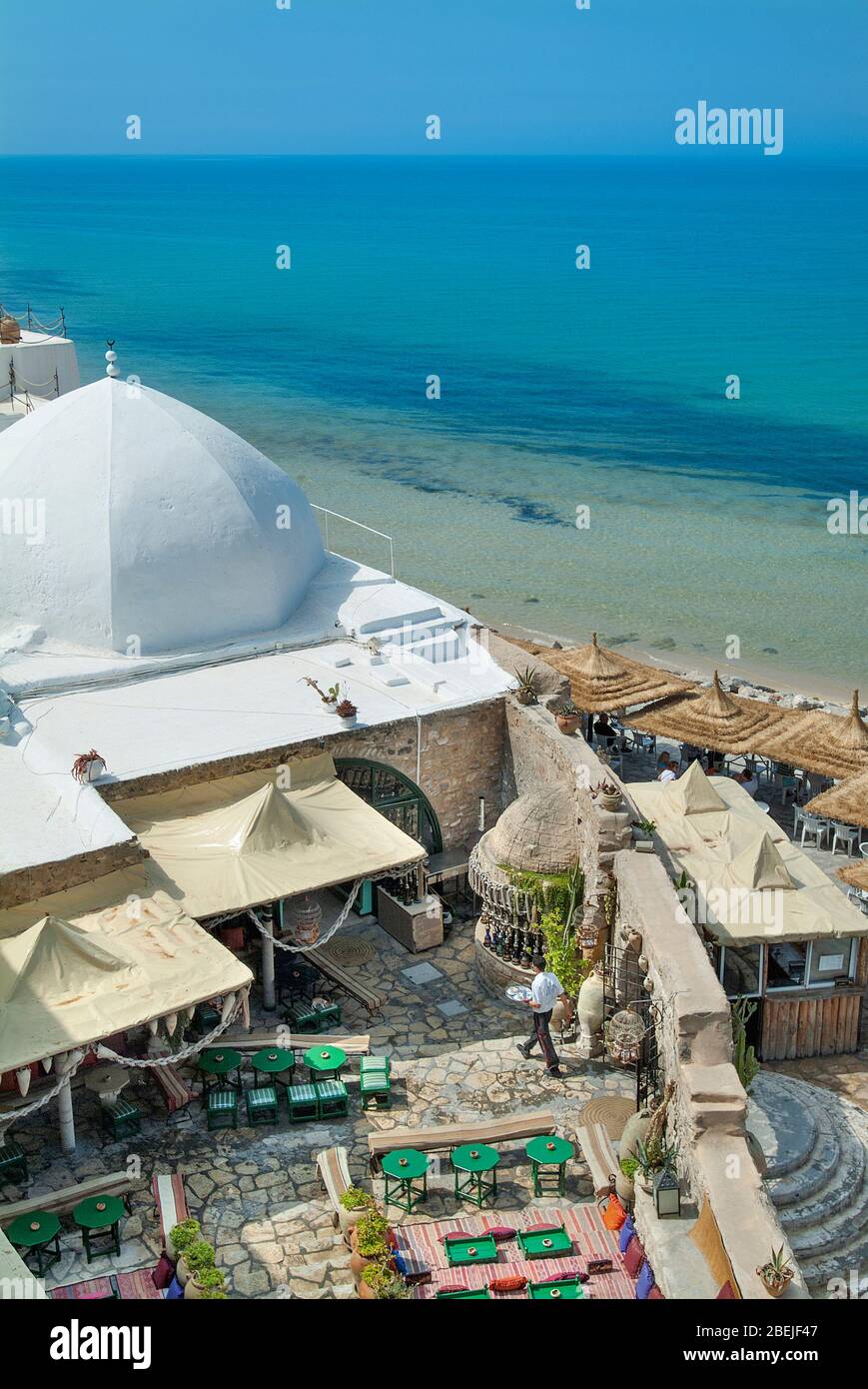 Café Restaurant donnant sur la mer près de Kasbah, Hammamet, Tunisie Banque D'Images