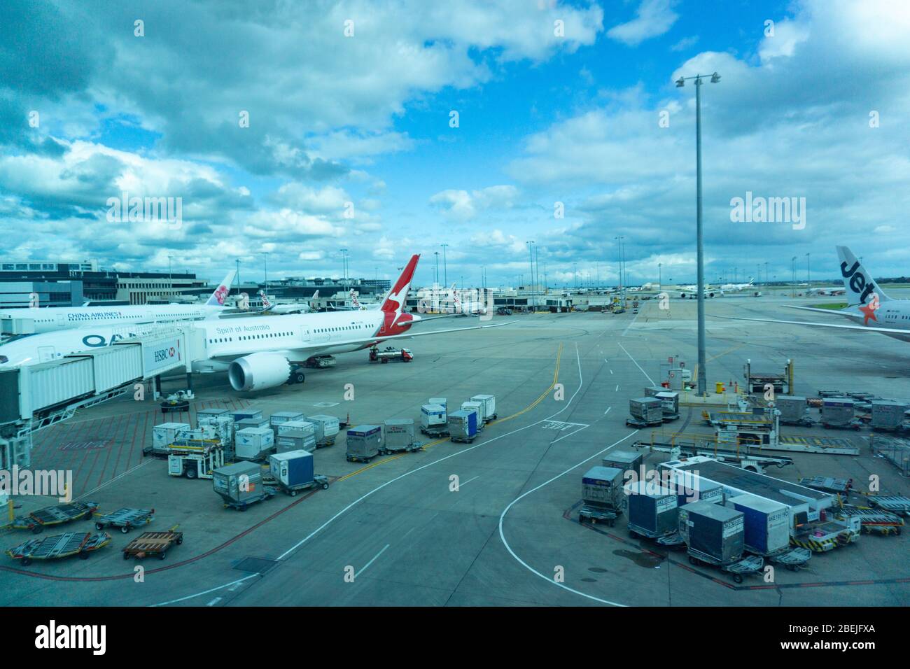 Melbourne Australie - 20 mars 2019 ; extérieur de l'aéroport avec avions garés et équipement d'entretien pour les vols suivants. Banque D'Images