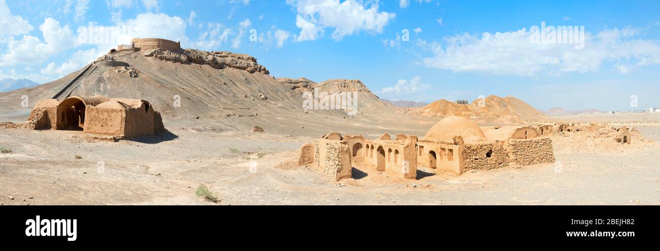 Ruines de bâtiments rituels devant la Tour de silence Dakhmeh Zoroastrian, Yazd, Iran Banque D'Images
