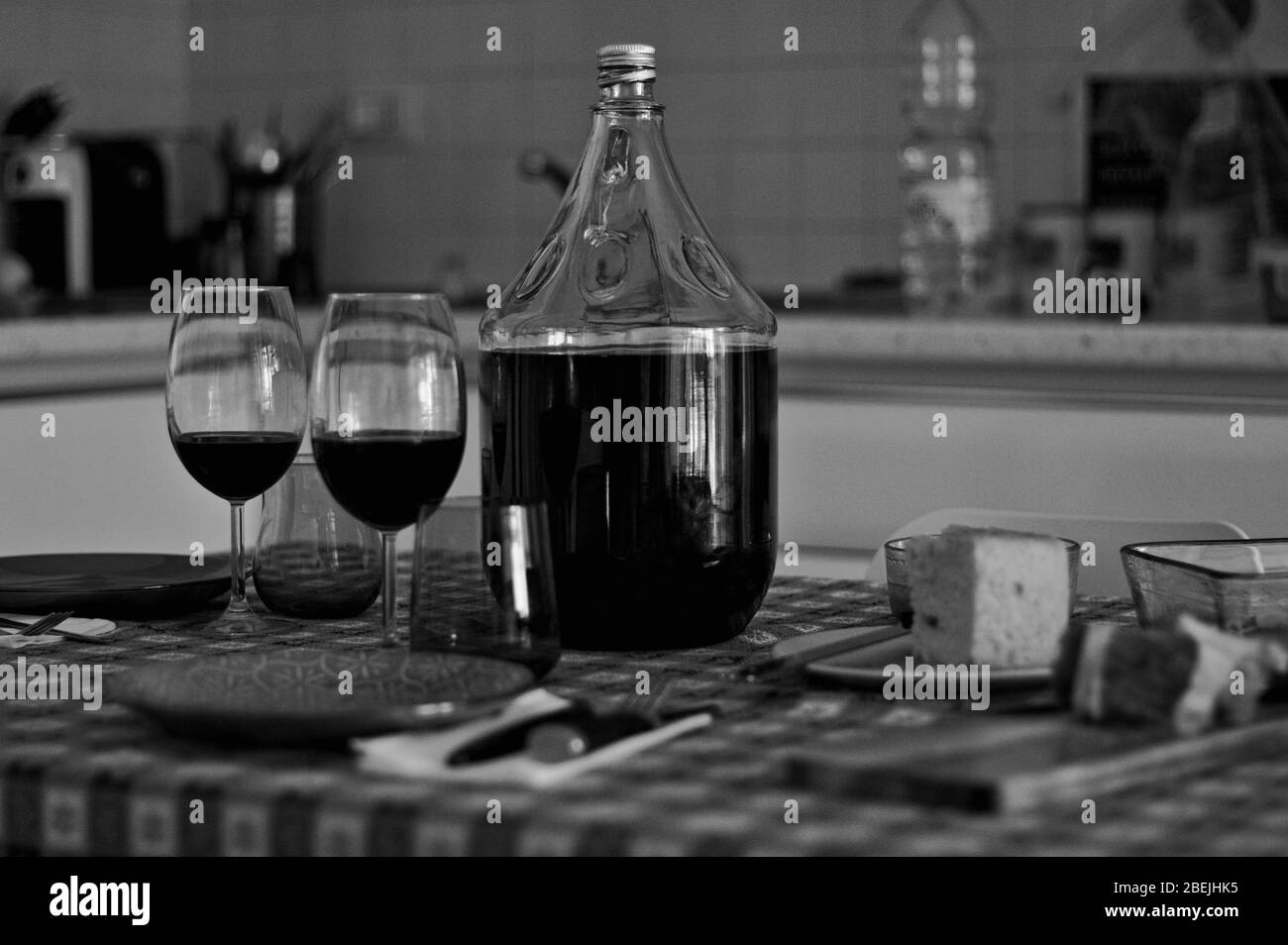 Table avec plats, verres et bouteille de vin rouge près du salami et du pain (Pesaro, Italie, Europe) Banque D'Images