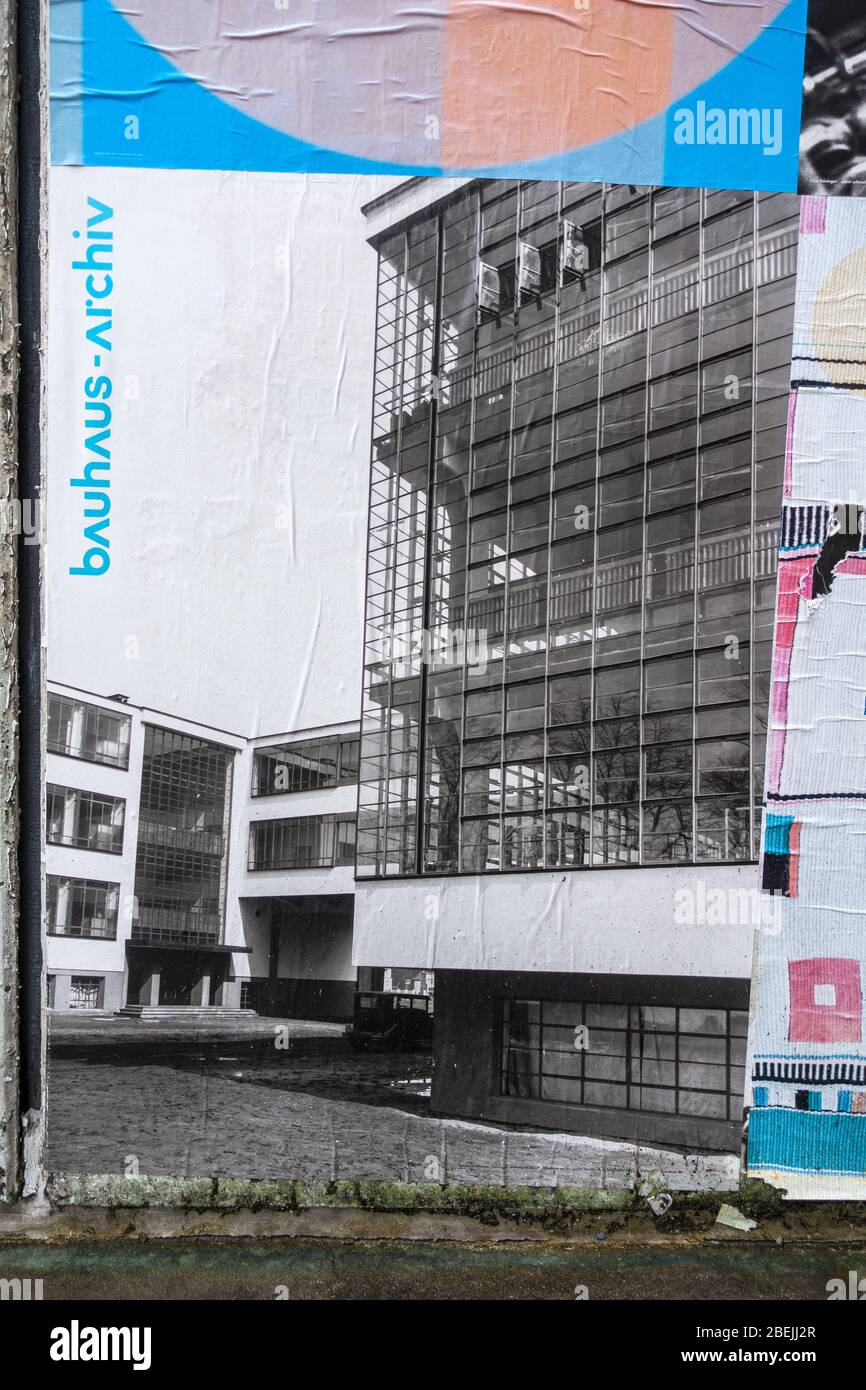 Les affiches Bauhaus-Archiv / Museum für Gestaltung plastraient les murs extérieurs du Bauhaus-Archiv / Museum für Gestaltung à Berlin, en Allemagne Banque D'Images