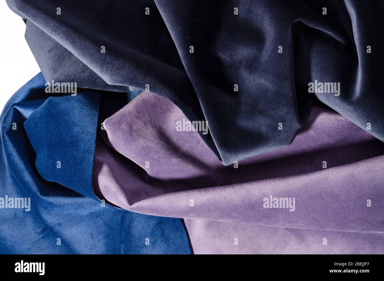 Collection abstraite et colorée d'échantillons de textile en velours aux couleurs lilas et violettes. Fond de texture de tissu Banque D'Images