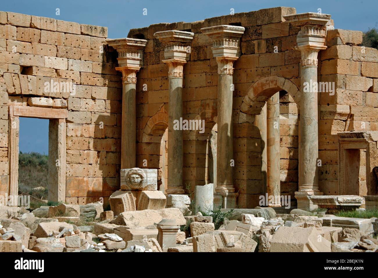 Mythologigal Medusa a fait ses pas au Severan Forum, ruines romaines à Leptis Magna. Patrimoine mondial de l'UNESCO, Libye Banque D'Images