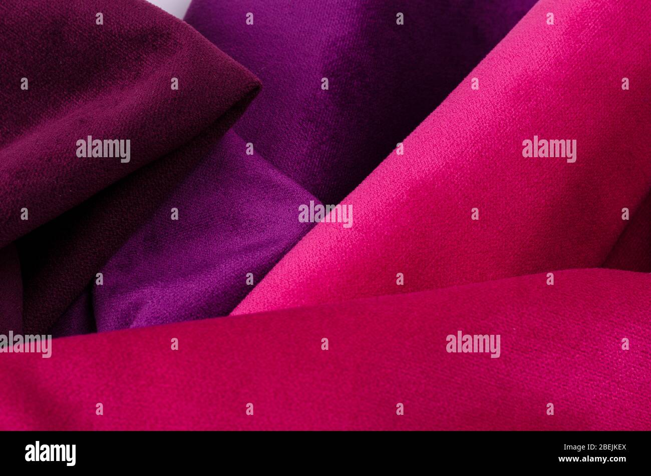 Collection abstraite et colorée d'échantillons de textile en velours aux couleurs rose et violet. Fond de texture de tissu Banque D'Images