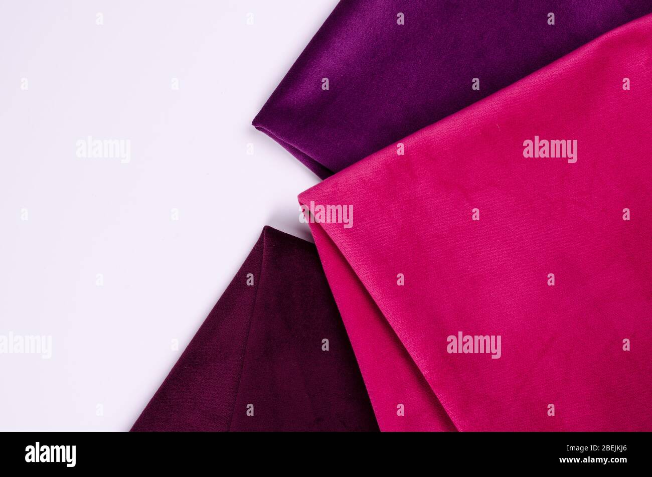 Collection abstraite et colorée d'échantillons de textile en velours aux couleurs rose et violet. Fond de texture de tissu Banque D'Images