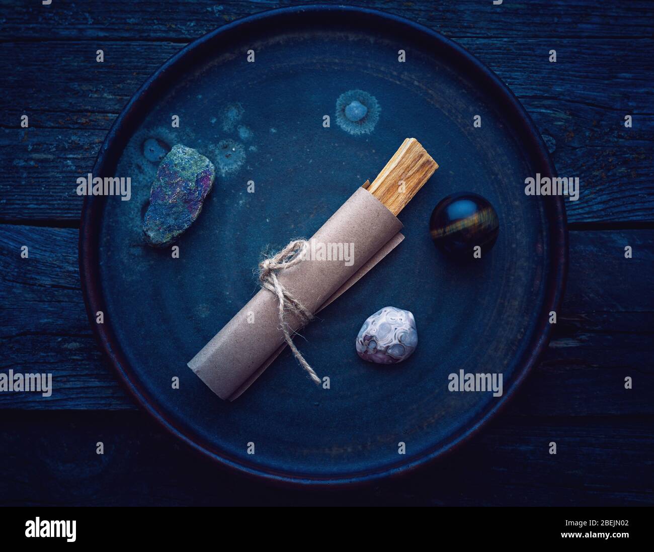 Bâton d'arbre aromatique Palo Santo pour la méditation avec différentes pierres et minéraux dans une plaque Banque D'Images