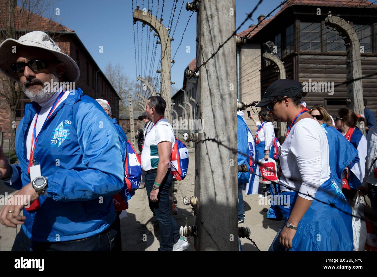 Oswiecim, Pologne - 12 avril 2018 : Journée internationale du Souvenir de l'Holocauste. Des milliers de judes avec drapeau israélien viennent à Auschwitz pour se joindre à et prier le Banque D'Images