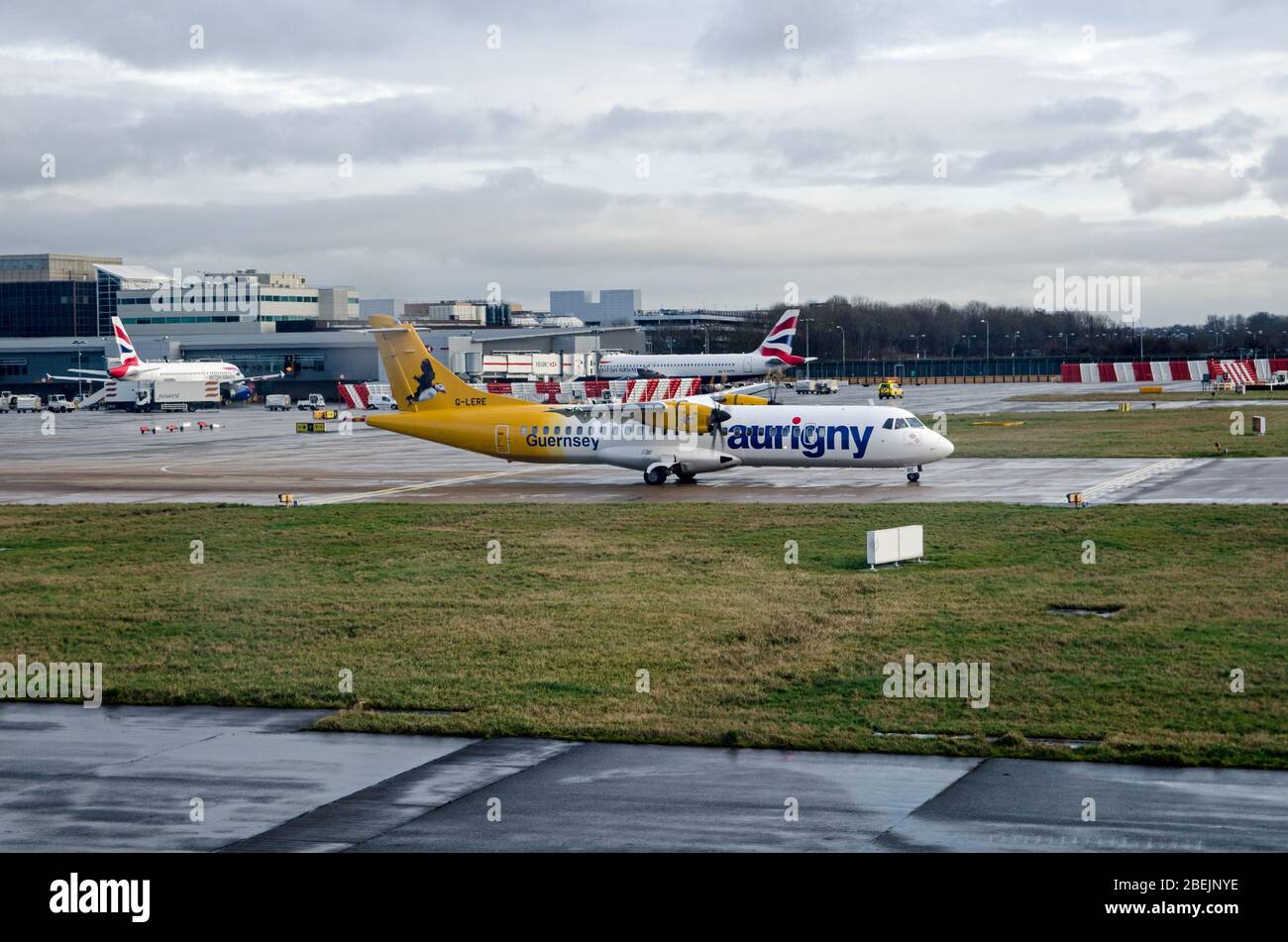 Gatwick, Royaume-Uni - 3 janvier 2020: L'avion ATR 72 d'Aurigny Air Services attendant de voler de l'aéroport de Gatwick, Sussex, le matin ensoleillé de janvier. Banque D'Images