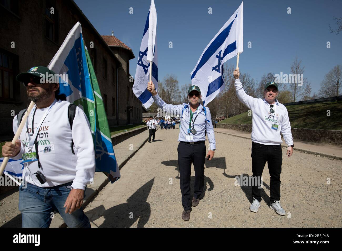 Oswiecim, Pologne - 12 avril 2018 : Journée internationale du Souvenir de l'Holocauste. Des milliers de judes avec drapeau israélien viennent à Auschwitz pour se joindre à et prier le Banque D'Images