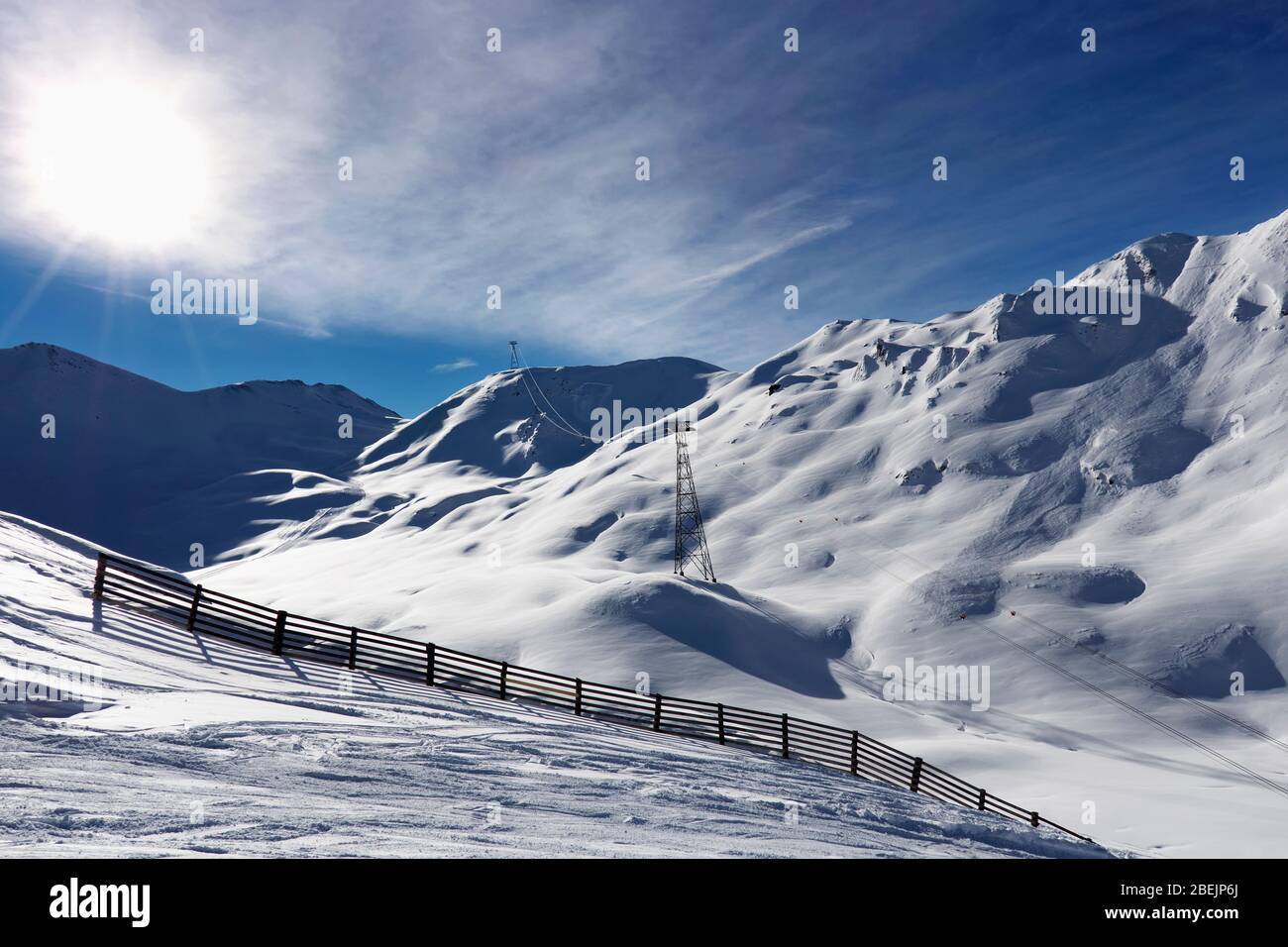 Soleil sur les montagnes d'hiver couvertes de neige. Journée d'hiver ensoleillée et froide dans les Alpes autrichiennes Banque D'Images