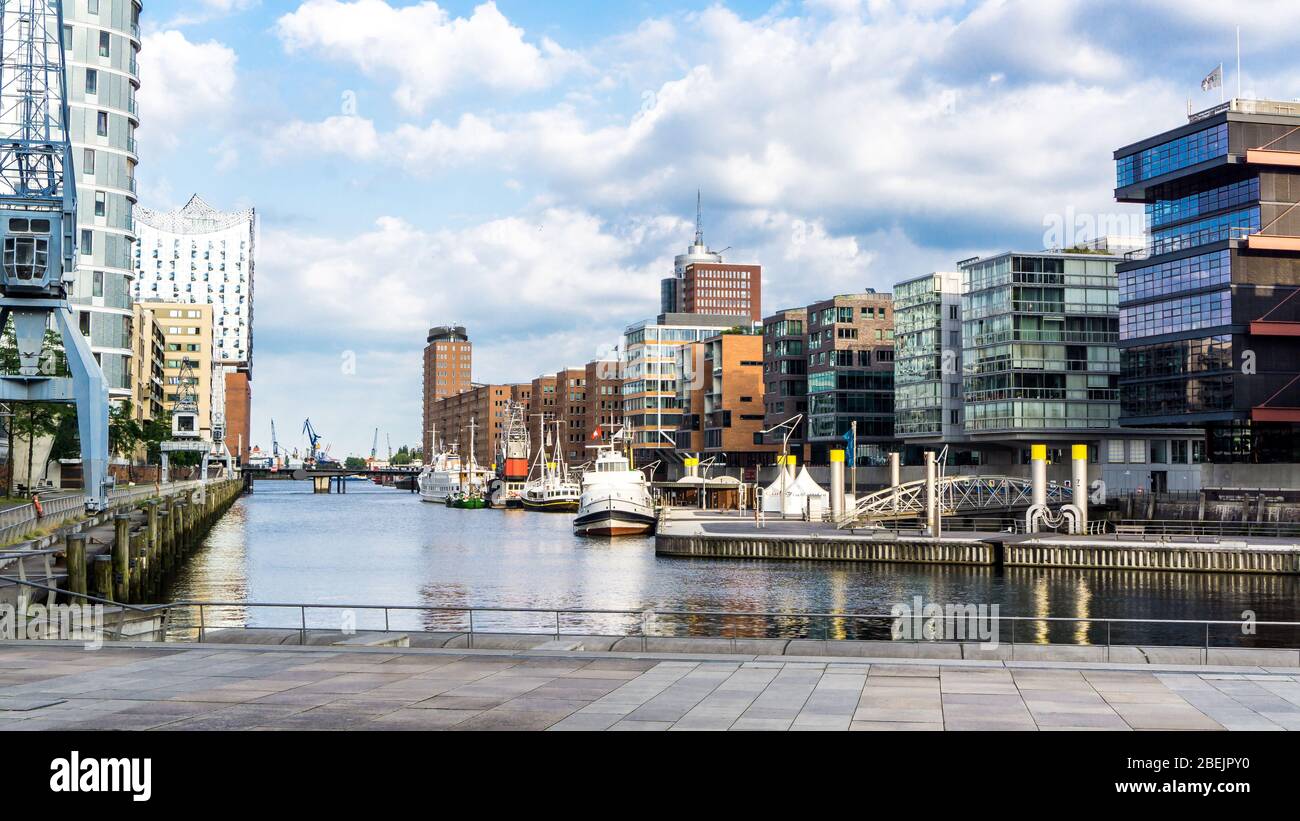 HAMBOURG, ALLEMAGNE - 23 juin 2019 navires historiques à Port Sandtorhafen du quartier portuaire de Hambourg HafenCity et salle philharmonique Elbphilarmonie Banque D'Images