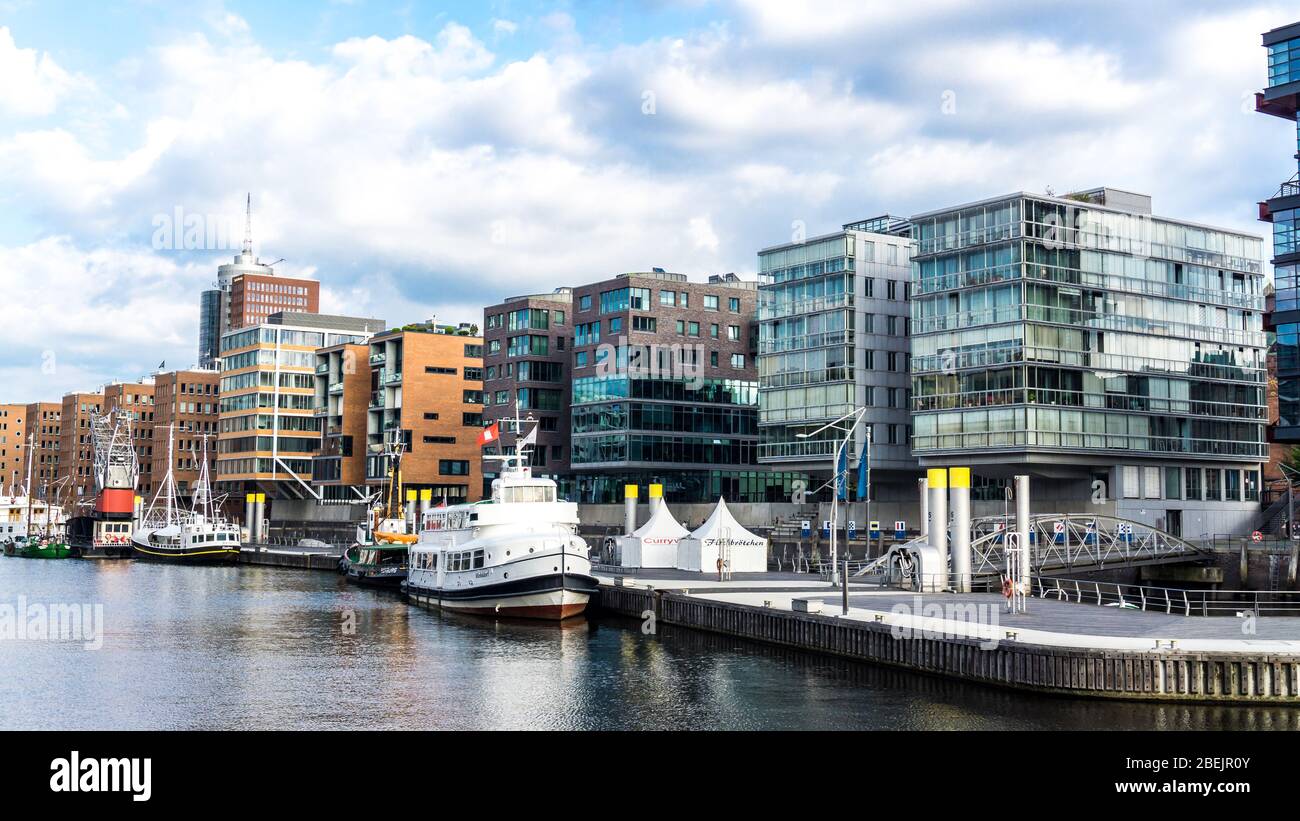 HAMBOURG, ALLEMAGNE - 23 juin 2019 navires historiques dans le port Sandtorhafen du quartier portuaire de Hambourg HafenCity Banque D'Images