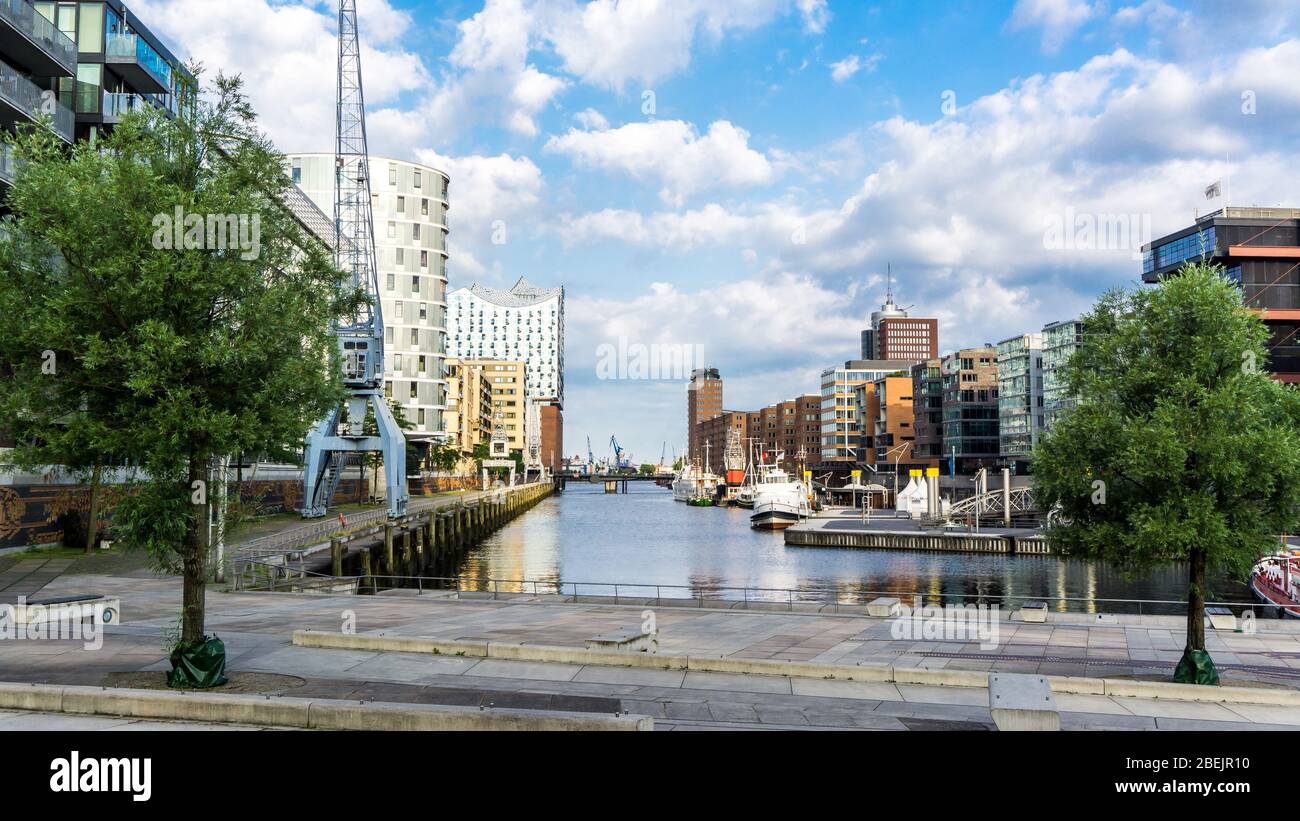 HAMBOURG, ALLEMAGNE - 23 juin 2019 navires historiques à Port Sandtorhafen du quartier portuaire de Hambourg HafenCity et salle philharmonique Elbphilarmonie Banque D'Images