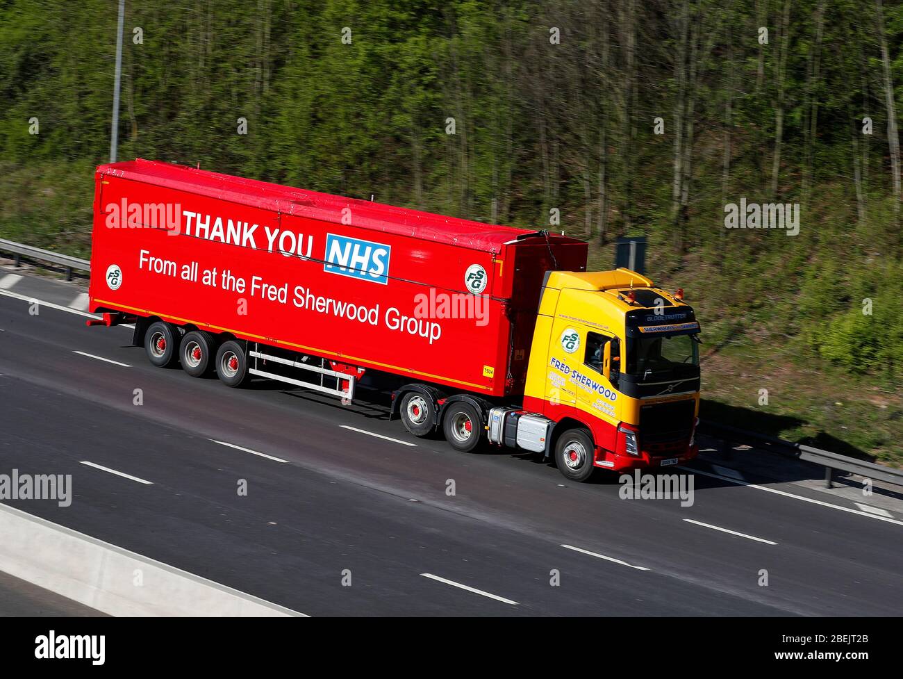 Kegworth, Leicestershire, Royaume-Uni. 14 avril 2020. Un panneau de camion du groupe Fred Sherwood écrit avec un message de remerciement au NHS est conduit sur l'autoroute   près de Kegworth pendant le verrouillage pandémique de Coronavirus. Credit Darren Staples/Alay Live News. Banque D'Images