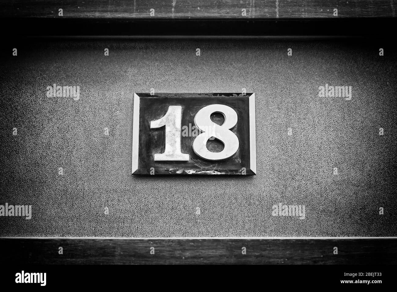 Numéro dix-huit dans la ville, détail d'une plaque avec le numéro dix-huit Banque D'Images