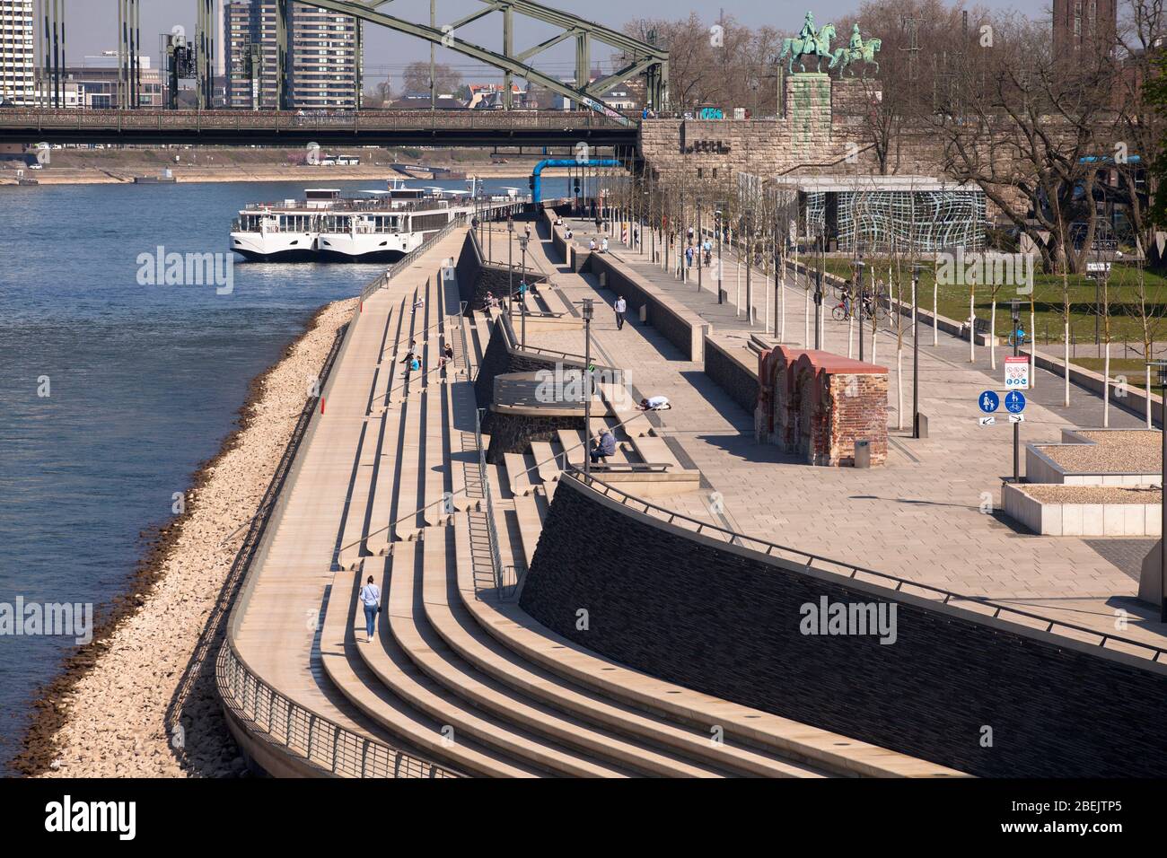 Éclosion de coronavirus / Covid 19, 7 avril. 2020. Le boulevard du Rhin presque déserté dans le quartier Deutz, Cologne, Allemagne. Coronavirus / Covid 19 Banque D'Images