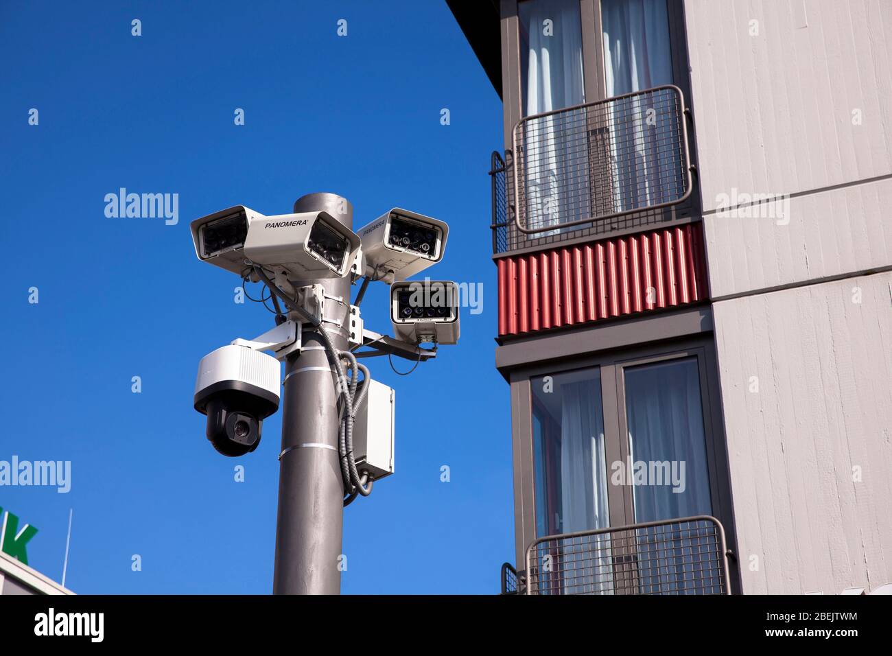 Caméras de surveillance sur la place Breslauer Platz en face de la gare principale, Cologne, Allemagne. Ueberwachungskameras am Breslauer Platz vor dem Ha Banque D'Images