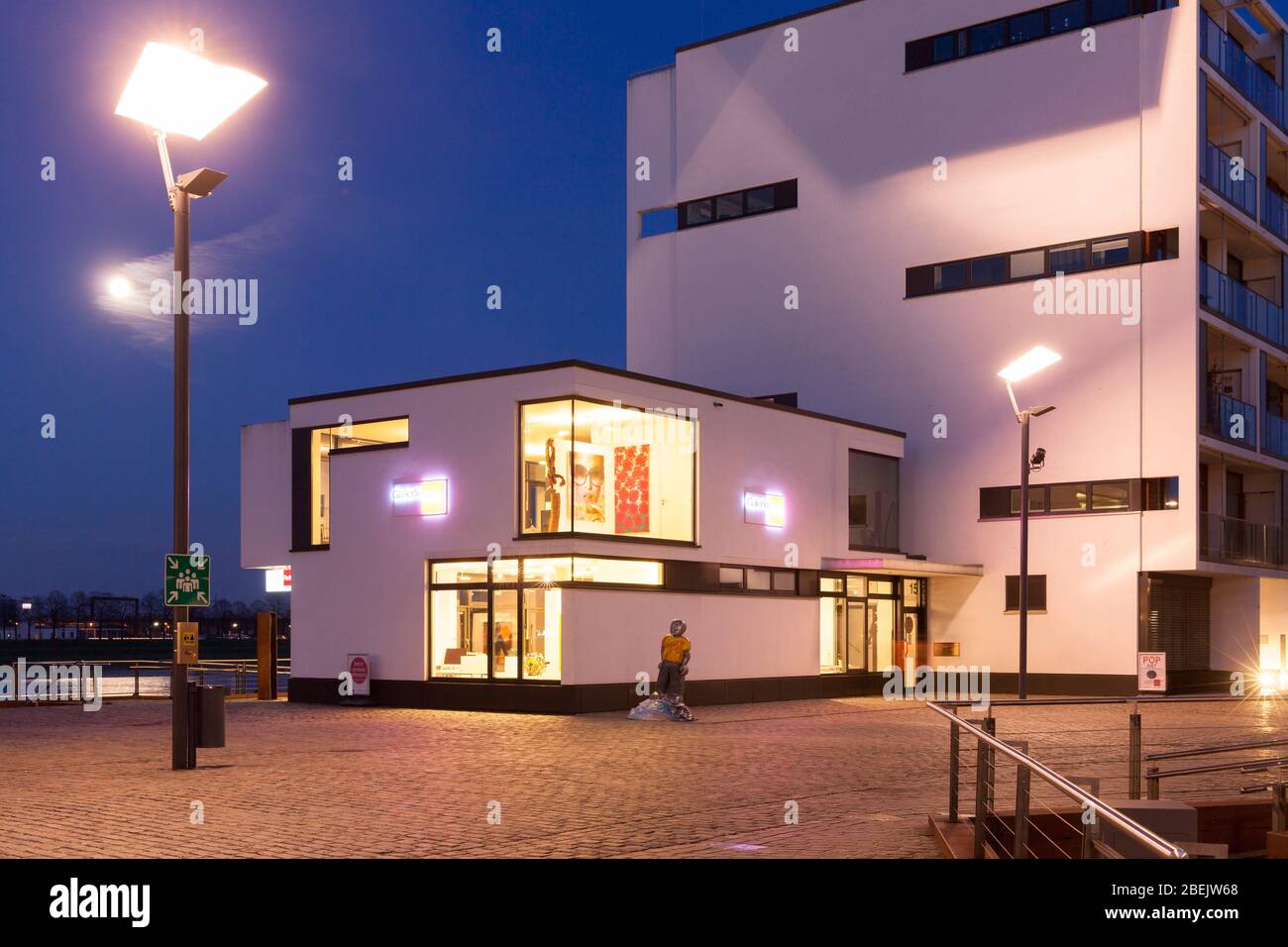 La galerie d'art Reitz dans le port de Rheinau, Cologne, Allemagne. Die Kunstgalerie Reitz im Rheinauhafen, Koeln, Deutschland. Banque D'Images
