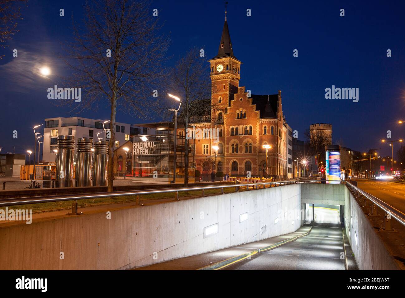 Sortie parking au bureau des maîtres du vieux port dans le port de Rheinau, Cologne, Allemagne. Parkhausfahrt am alten Hafenamt im Rheinauhafen, Koeln, D Banque D'Images