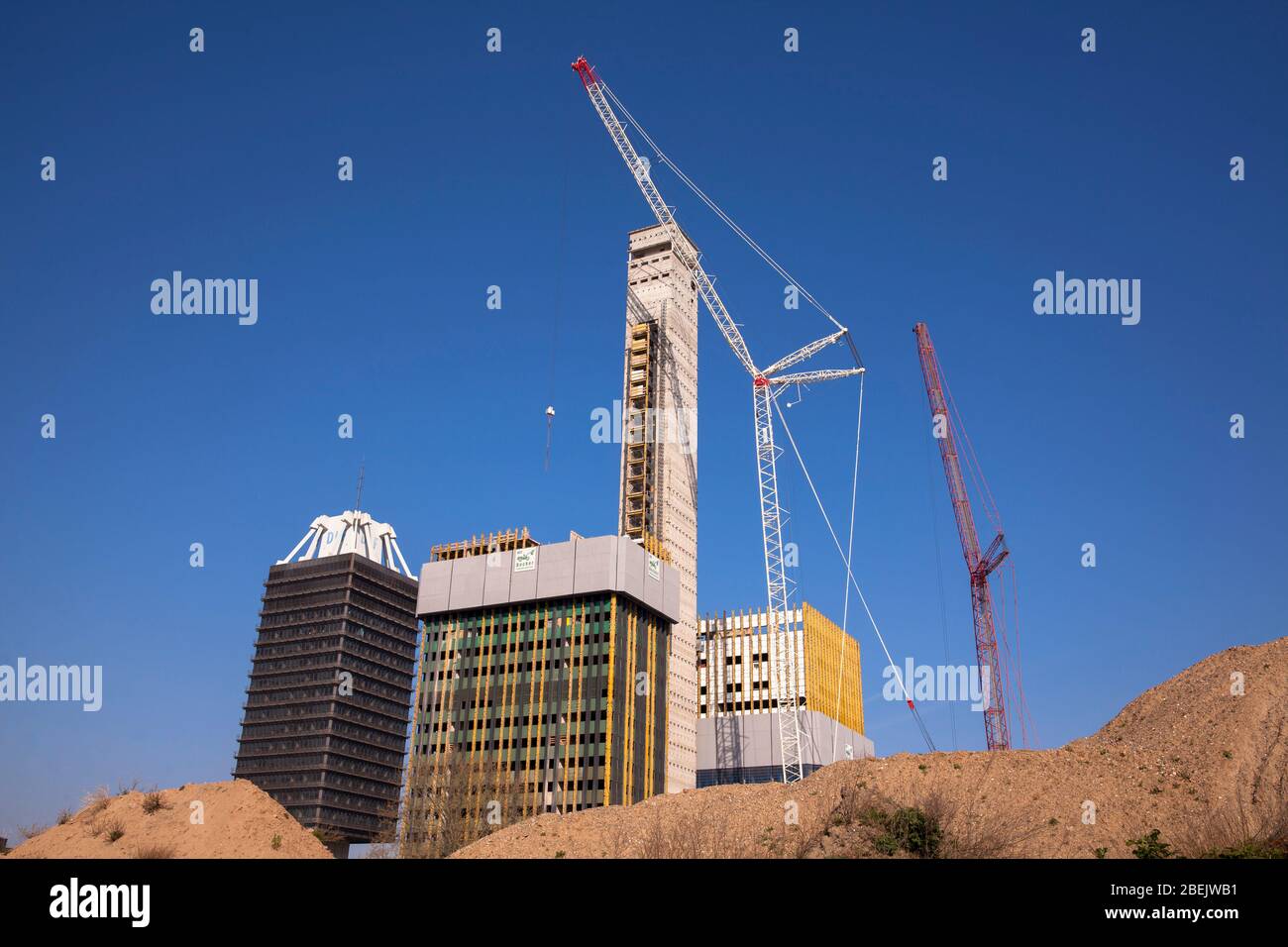 La construction de la Deutsche Welle (radiodiffuseur international public), en démolition, est laissée derrière la construction en hauteur du Deutschlandfu Banque D'Images