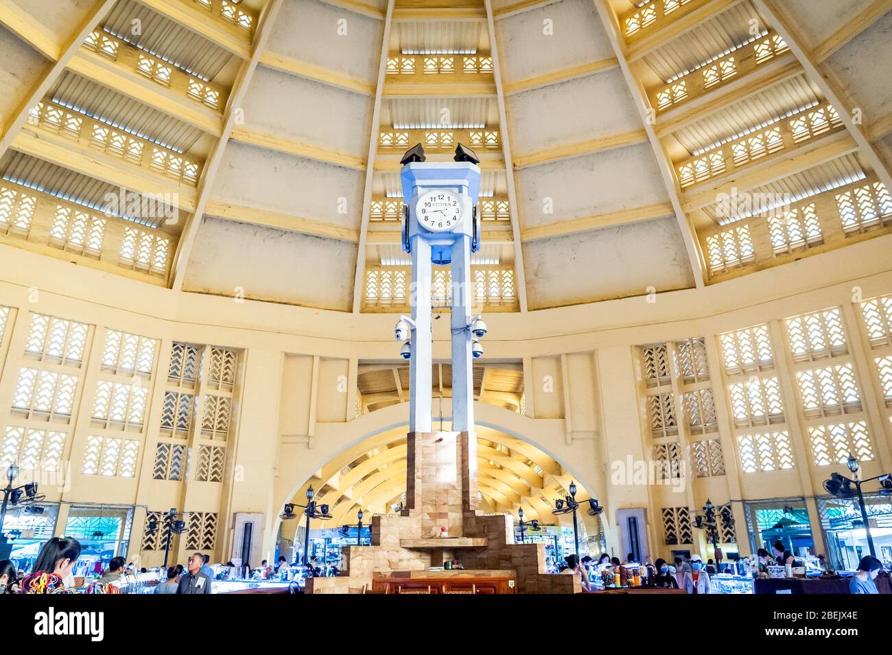 Une étude de l'intérieur du célèbre marché central art déco Phnom Penh Cambodge. Banque D'Images