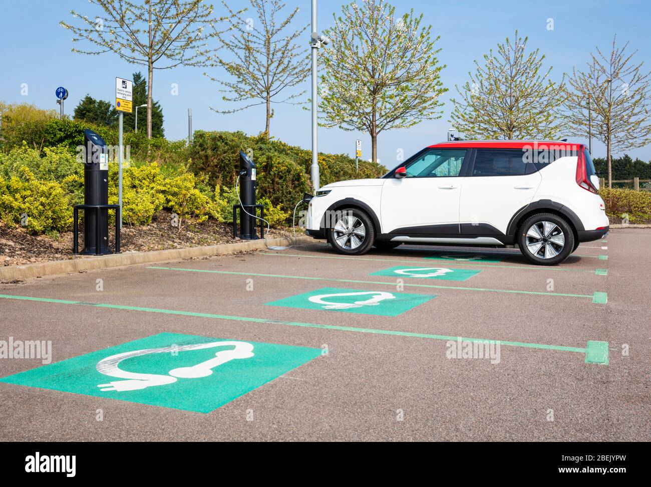 Nouvelle voiture électrique Kia E Soul mars 2020 chargement de voiture électrique à un chargeur de voiture électrique public garé dans l'espace de stationnement de chargement de voiture électrique Royaume-Uni Banque D'Images