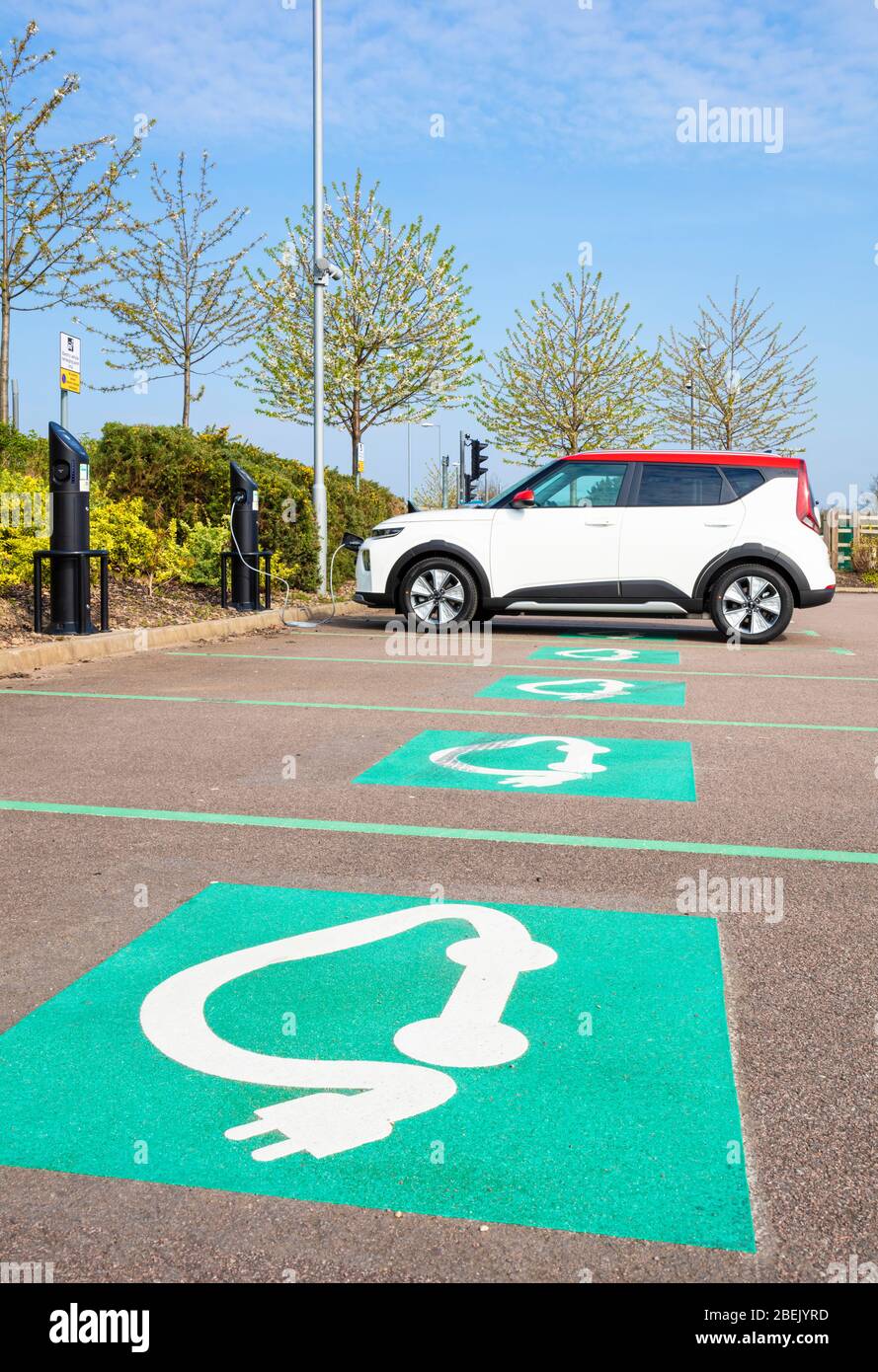 Nouvelle voiture électrique Kia E Soul mars 2020 chargement de voiture électrique à un chargeur de voiture électrique public garé dans l'espace de stationnement de chargement de voiture électrique Royaume-Uni Banque D'Images