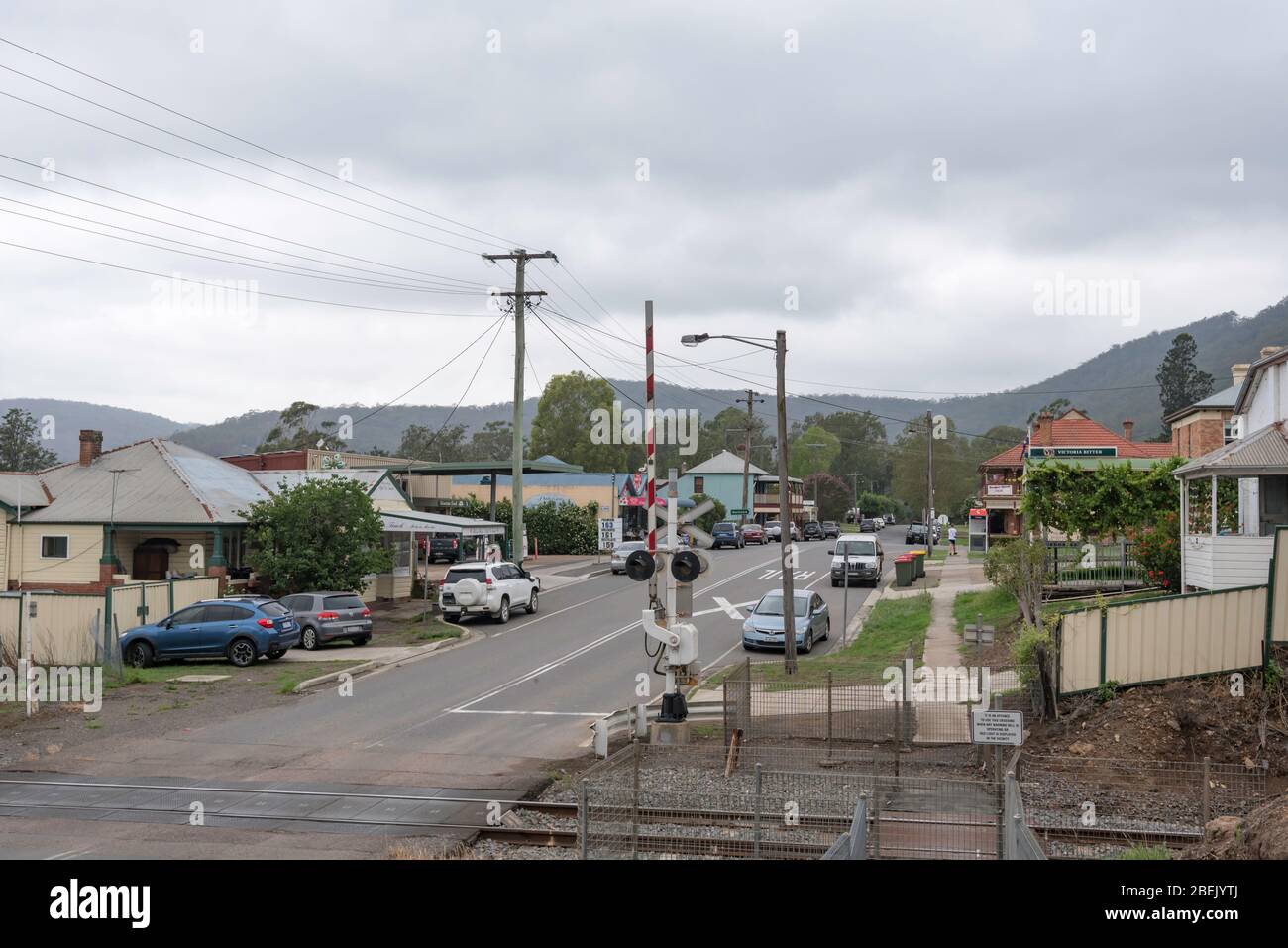 En face du croisement ferroviaire et le long de King Street dans le village rural de Paterson en Nouvelle-Galles du Sud, en Australie Banque D'Images