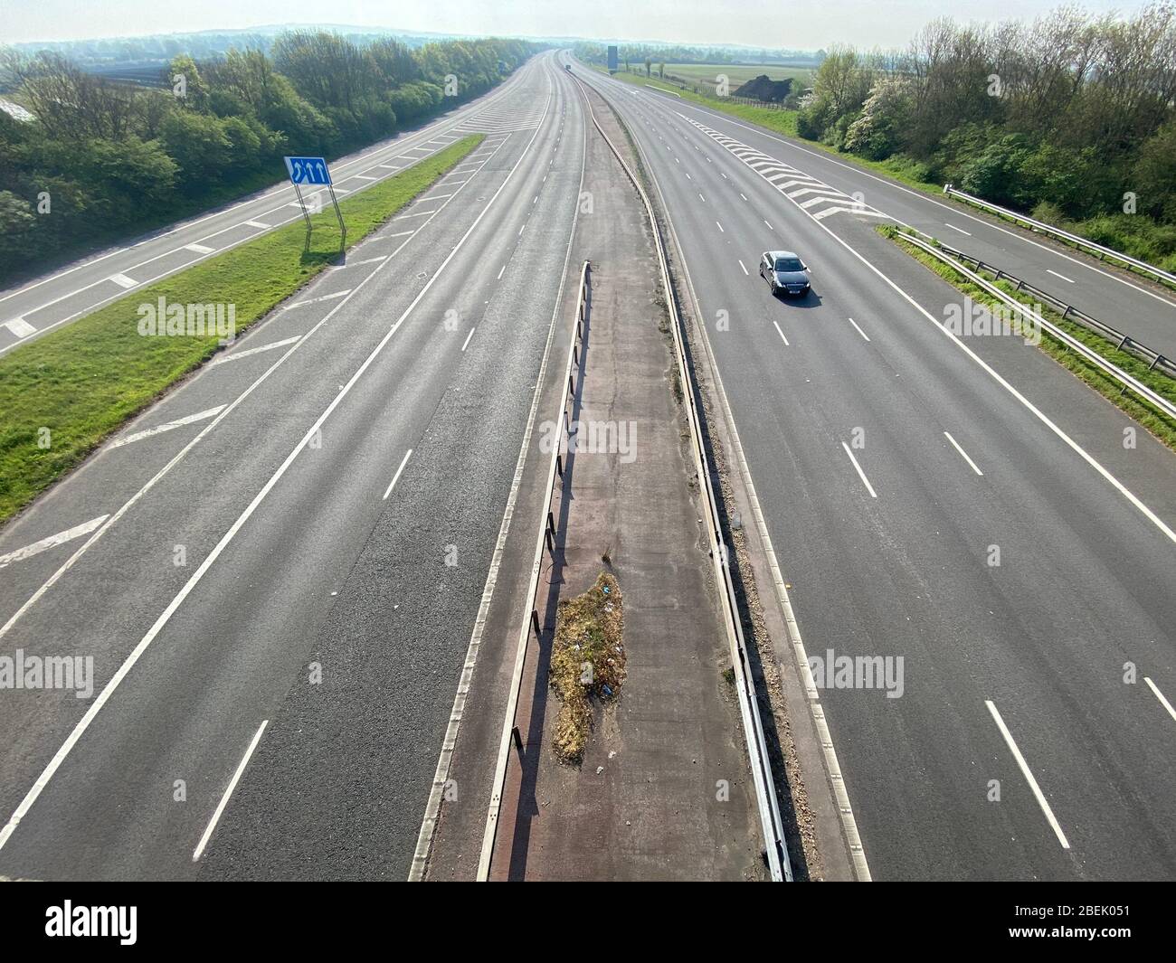 Une voiture unique conduit sur une autoroute vide pendant le verrouillage du coronavirus Banque D'Images