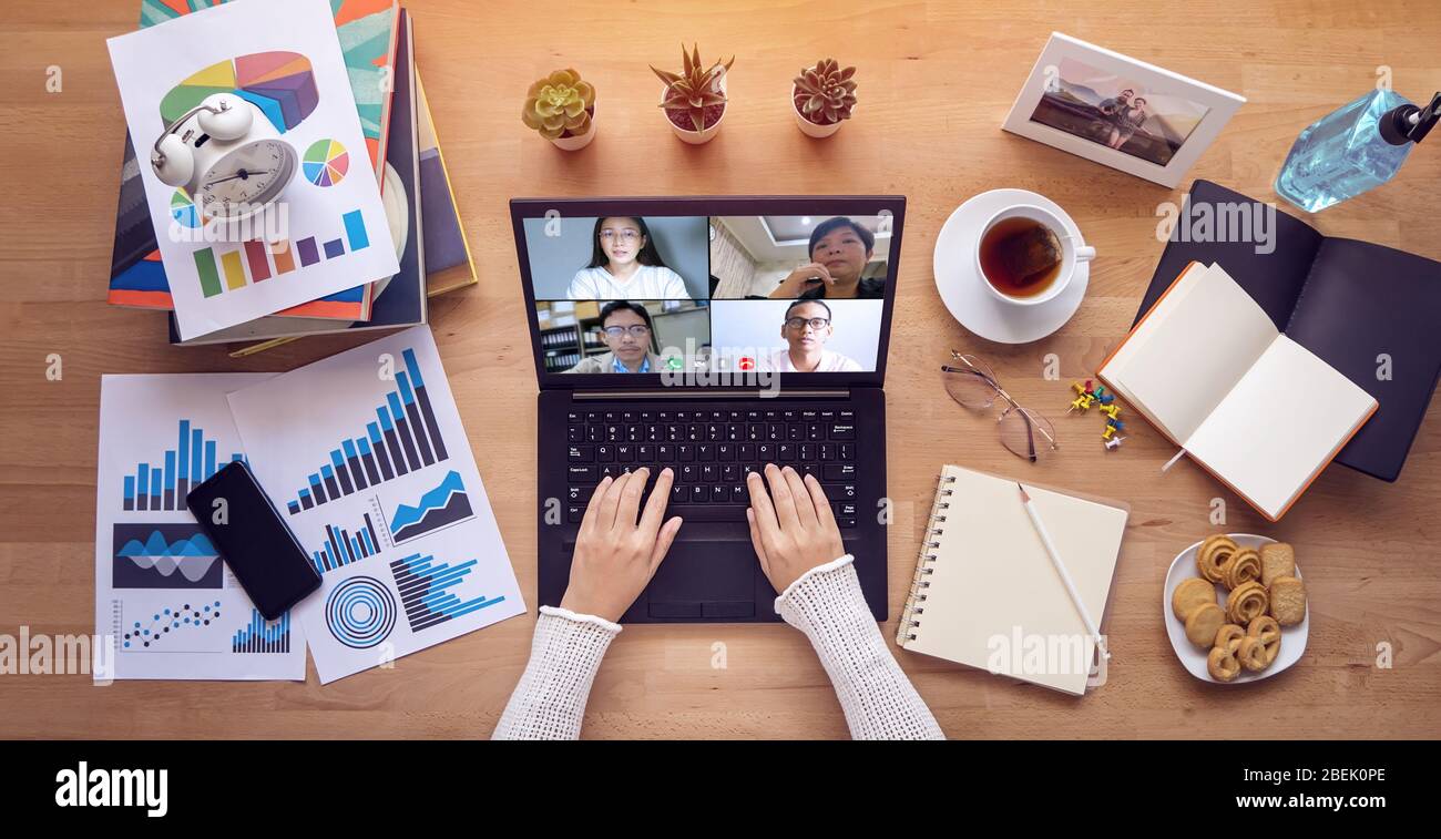 travailler à domicile. les gens font une visioconférence avec plusieurs collègues via un ordinateur portable pendant l'auto-isolation pour éviter de propager la transmission de maladies Banque D'Images