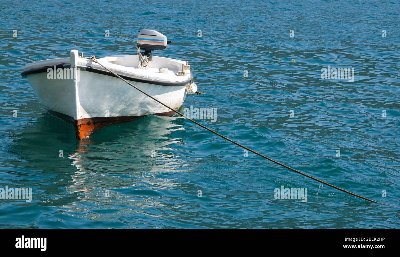 Petit bateau de mer ancré dans la baie de Boka dans la belle mer Banque D'Images