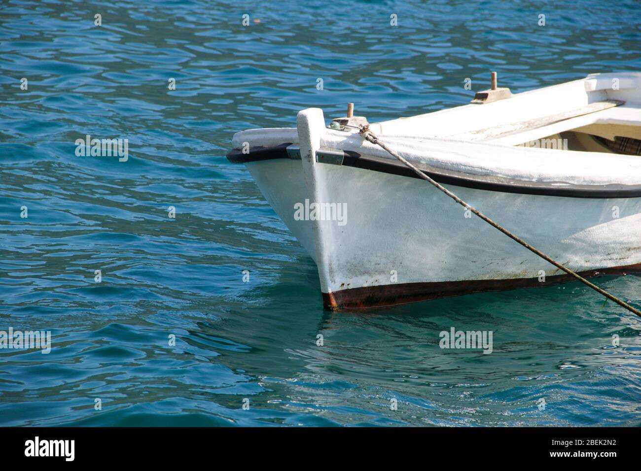 Petit bateau de mer ancré dans la baie de Boka dans la belle mer Banque D'Images