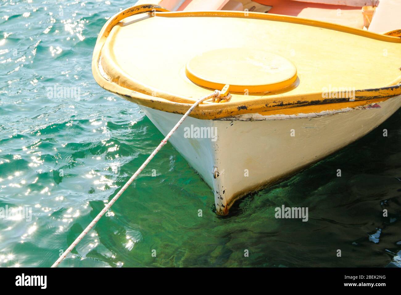Petit bateau de mer ancré dans la baie de Boka dans la belle mer Banque D'Images