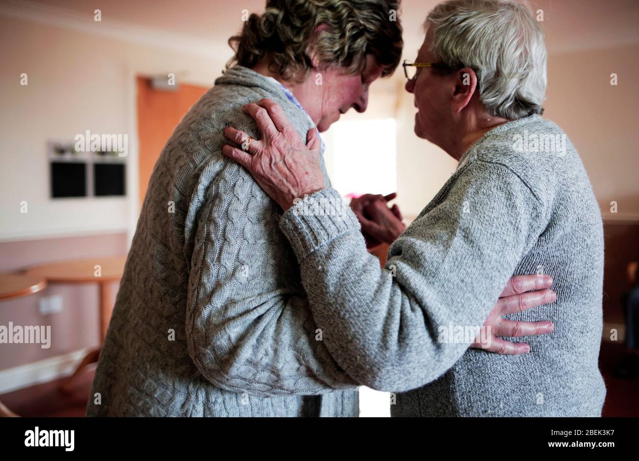 Une valse résidente et visiteur dans un foyer de soins à Redcar, Teesside, Royaume-Uni. 24/2/2017. Photo : Stuart Boulton. Banque D'Images