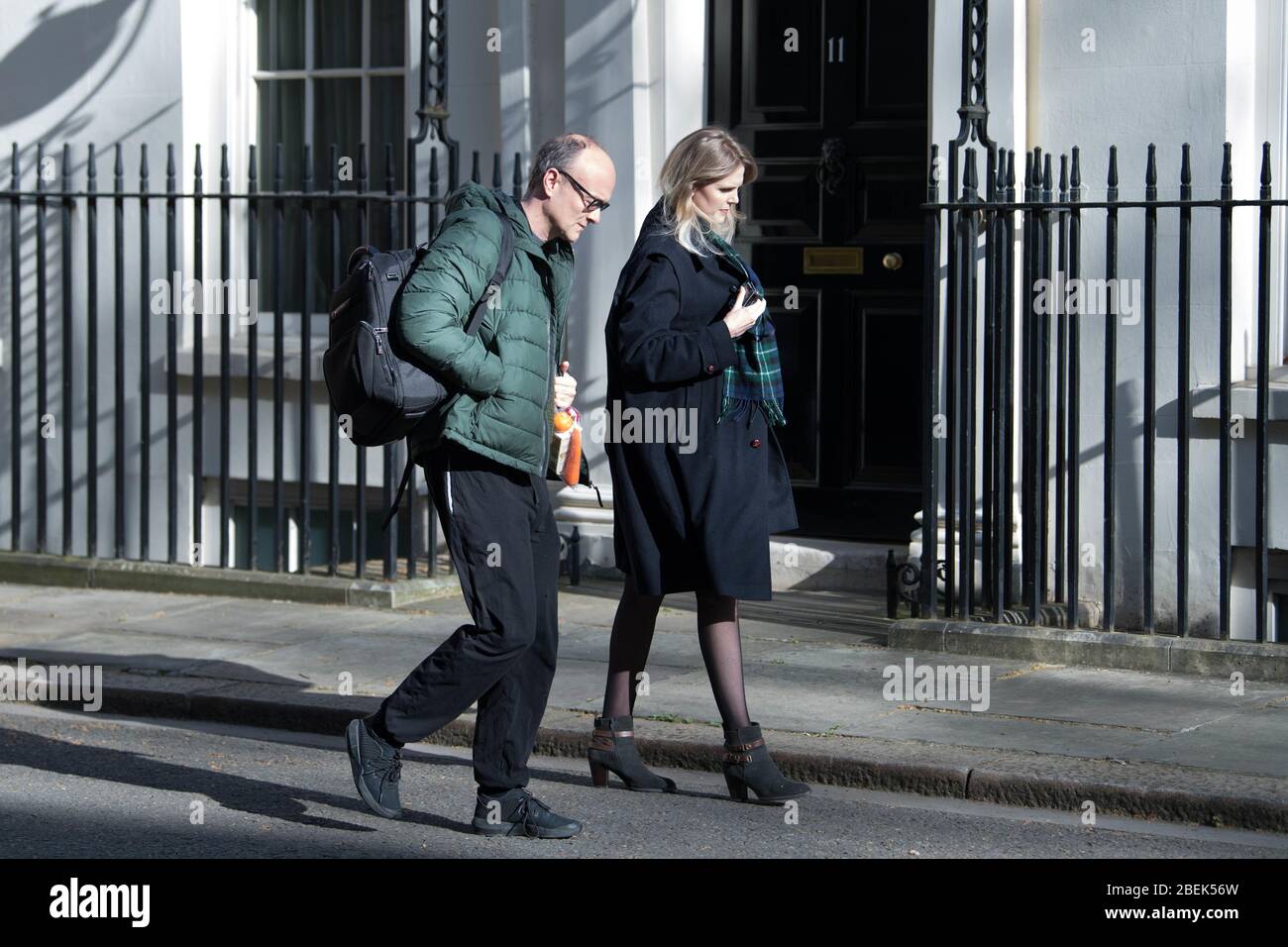 Dominic Cummings, conseiller du premier ministre, arrive à Downing Street avec son adjoint, Cleo Watson. Photo PA. Date de l'image: Mardi 14 avril 2020. Le Premier ministre Boris Johnson demeure à CheckRS, Buckinghamshire, où il convalescence après son hospitalisation au coronavirus. Voir l'histoire de PA SANTÉ Coronavirus. Crédit photo devrait lire: Stefan Rousseau/PA Wire Banque D'Images