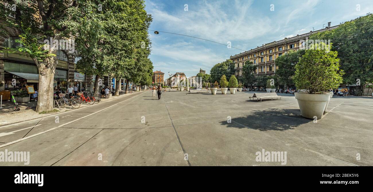 MILAN, ITALIE - 1 AOÛT 2019 - panorama grand angle de la place Largo Cairoli et du Monument de Giuseppe Garibaldi devant le château de Sforza, italien : Banque D'Images