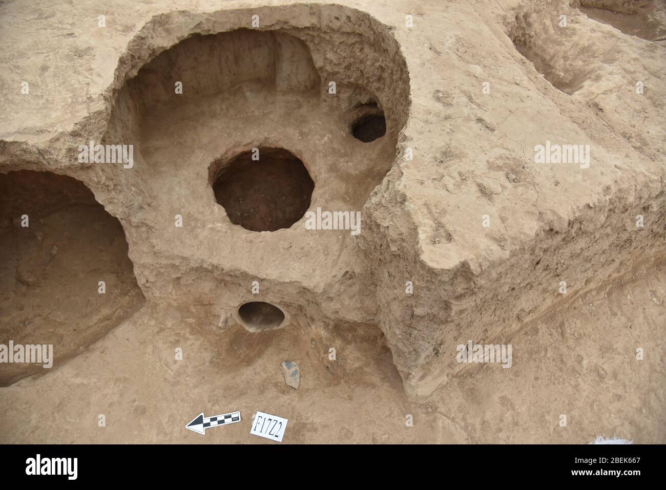 (200414) -- JIYUAN, 14 avril 2020 (Xinhua) -- la photo de fichier non datée montre un poêle mis au jour du site de Chaizhuang à Jiyuan, dans la province du Henan en Chine centrale. Les archéologues ont découvert des os humains en position de pétrissage dans un puits sacrificiel de ruines datant de la dynastie Shang tardive (1600 BC-1046 BC) dans la province de Henan en Chine centrale, qui prouve un glyphe dans l'inscription osseuse oracle de l'enterrement. Dans l'excavation du site de Chaizhuang à Jiyuan, les archéologues ont trouvé un grand nombre de tombes de la dynastie de Shang tardive, fournissant des preuves pour l'étude de l'ancien social et rituel c Banque D'Images (200414) -- JIYUAN, 14 avril 2020 (Xinhua) -- la photo de fichier non datée montre un poêle mis au jour du site de Chaizhuang à Jiyuan, dans la province du Henan en Chine centrale. Les archéologues ont découvert des os humains en position de pétrissage dans un puits sacrificiel de ruines datant de la dynastie Shang tardive (1600 BC-1046 BC) dans la province de Henan en Chine centrale, qui prouve un glyphe dans l'inscription osseuse oracle de l'enterrement. Dans l'excavation du site de Chaizhuang à Jiyuan, les archéologues ont trouvé un grand nombre de tombes de la dynastie de Shang tardive, fournissant des preuves pour l'étude de l'ancien social et rituel c Banque D'Images