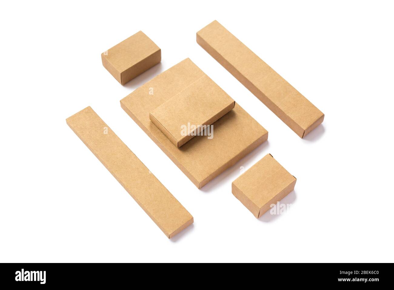 Groupe de boîtes en carton marron maquette isolée sur fond blanc. Diverses boîtes kraft isolées sur fond blanc Banque D'Images